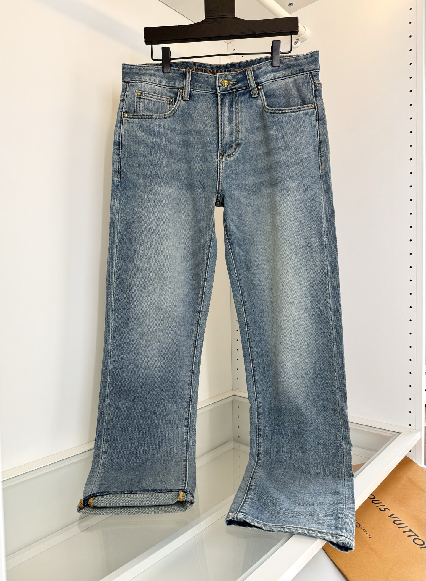 NO:774335,Louis*den L*V 2026 spring and summer (small straight version) classic model, natural retro blue wash, five pockets that are essential for men's small straight jeans wardrobe, embroidered logo letters inside the waist, combined with retro leather brand embellishment on the back waist, retro fashion, fitted small straight cut, all hardware accessories YKK zipper, smooth pull, natural and environmentally friendly washed blue, retro fashion. The fabric is made of new denim material, spring and summer thin fabric, comfortable and breathable  It also has a good sense of stiffness. Color: Blue. Size: 30-38 (35 available). Trial: 172-148. Waist: 2 feet 5. 32 is suitable. Louis Vuitton-clothing, Louis Vuitton, Jeans,19860909路易*登L*V2026春夏（小直筒版型）经典款 自然复古蓝色水洗 男士小直筒牛仔裤衣橱必备的五袋 腰内标志字母刺绣 结合后腰复古皮牌点缀 复古时尚 合体小直筒剪裁 五金辅料全品相 YKK的拉链 拉合顺滑,天然环保的水洗蓝 复古时尚 .面料采用新型的牛仔料 春夏薄款 面料 舒适 透气 又有很好的挺括感 颜色 蓝色 码数30-38（有35）试穿172-148腰围2尺5 穿32合适,路易威登-服装,louis vuitton,jeans,,Women's clothing