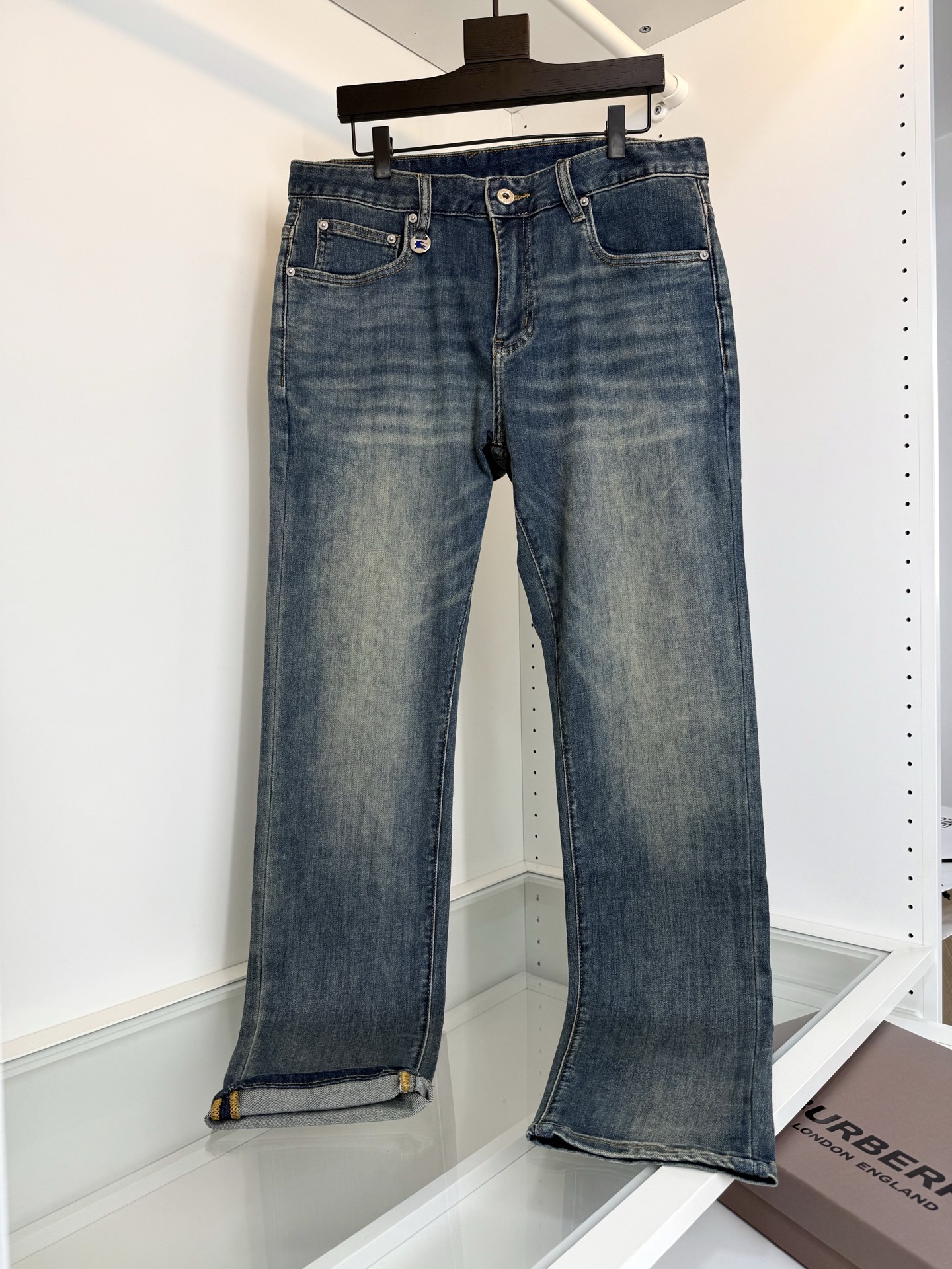 NO:774325,Bur Bar*li 2026 spring and summer retro fashion small straight men's jeans!  A must-have item for those who like jeans. Classic five-pocket style. Blue wash. Back pocket theme embellishment combined with leather brand design. The upper body is fashionable and stylish. Quality control recommendation. Full hardware. YKK zippers imported from Japan. Natural and environmentally friendly washed blue. Solid color treatment. Small straight cut. The fabric is made of 98 cotton and 2 spandex. The upper body is comfortable and micro-elastic. Skin-friendly. Breathable. The upper body is crisp and stylish. Full phase order. Highly recommended one. Color Picture color  Size 30-38 (35 available) Try on 172-148 and wear 32, Burberry - clothing, burberry, jeans,19860909Bur巴*莉2026春夏 复古时尚小直筒男士牛仔裤！喜欢牛仔裤的必入单品 经典五袋款式 蓝色水洗 后口袋主题点缀结合皮牌设计 上身时尚而有腔调感 品质控推荐 全品相五金 日本进口YKK拉链 天然环保的水洗蓝 固色处理 小直筒的版型剪裁 面料采用98棉 2氨纶 上身舒适 微弹力 亲肤 透气 上身挺括有型 全品相订单 强烈推荐的一款 颜色 图片色 码数30-38 (有35）试穿172-148穿32合适,博柏利-服装,burberry,jeans,,Women's clothing