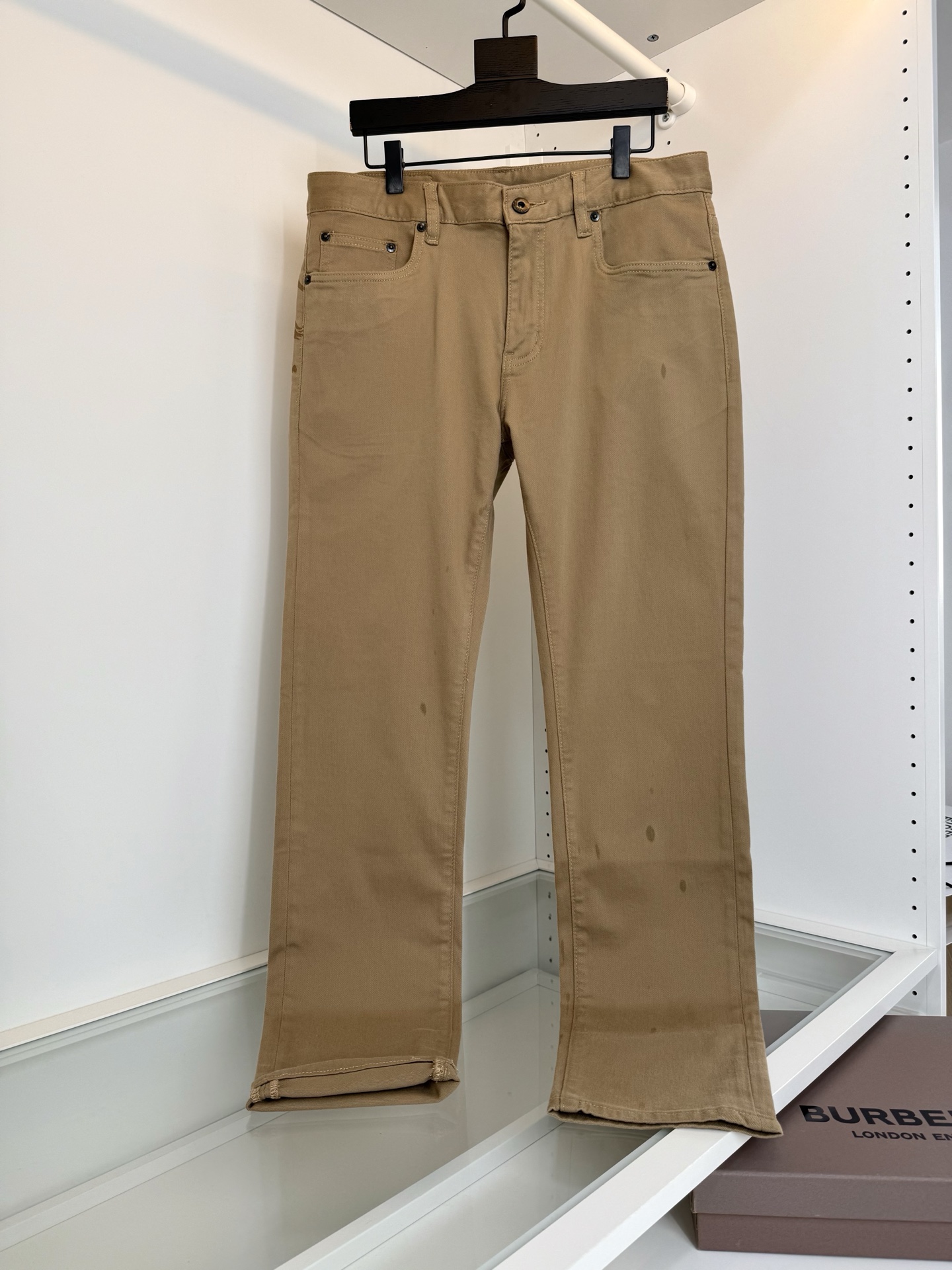 NO:774330,Bur Bar*li 2026 spring and summer retro fashion small straight men's jeans!  A must-have item for those who like jeans. Classic five-pocket style. A good match for both business and leisure. Side theme printing combined with logo embroidery embellishment. The upper body is fashionable and stylish. Quality control recommendation. Full condition hardware. YKK zippers imported from Japan. Natural and environmentally friendly washing. Solid color processing. Small straight cut. The fabric is made of 98 cotton and 2 spandex. The upper body is comfortable. Micro-elastic. Skin-friendly. Breathable. The upper body is crisp and stylish. Full condition order. Highly recommended color.  Khaki Color Size 30-38 (35 available) Try on 172-148 and wear 32, Burberry-clothing, burberry, jeans,19860909Bur巴*莉2026春夏 复古时尚小直筒男士牛仔裤！喜欢牛仔裤的必入单品 经典五袋款式 商务休闲都能很好搭配的一款 侧面主题印花结合标志LOGO刺绣点缀 上身时尚而有腔调感 品质控推荐 全品相五金 日本进口YKK拉链 天然环保的水洗 固色处理 小直筒的版型剪裁 面料采用98棉 2氨纶 上身舒适 微弹力 亲肤 透气 上身挺括有型 全品相订单 强烈推荐的一款 颜色 卡其色 码数30-38 (有35）试穿172-148穿32合适,博柏利-服装,burberry,jeans,,Women's clothing