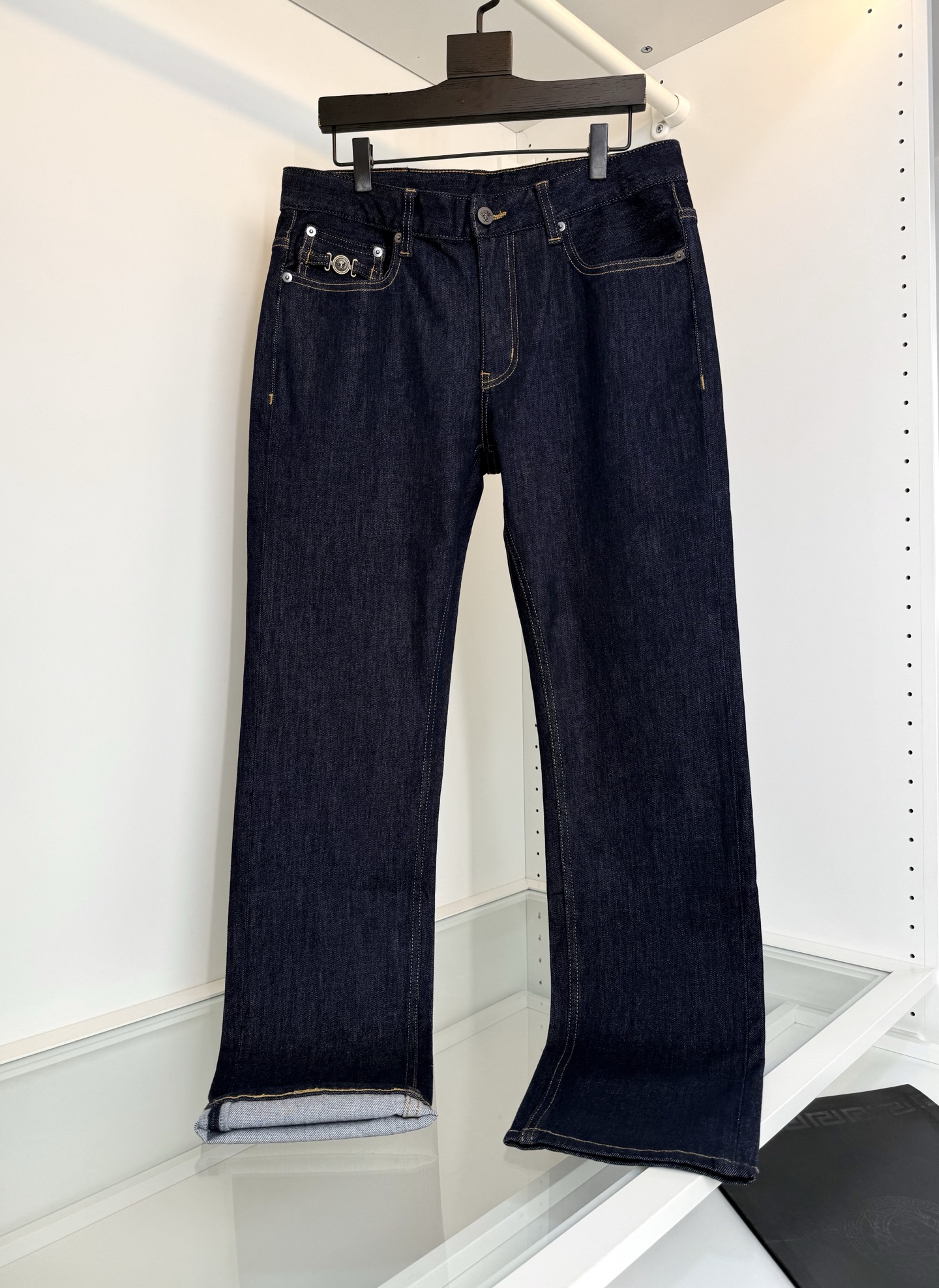 NO:774320,Ver**ce 2025 spring and summer classic and easy to match original color straight men's jeans!  A must-have item for those who like jeans. The original wash color is very easy to match. When you go out and don’t know what to wear, you can definitely wear it. Fitted tailoring. Classic five-pocket style. Small pockets with Medusa hardware embellishment. Very detailed. Hardware and accessories are all ready to order. Eco-friendly yarns are fixedly dyed in active primary colors and retro. The color fastness is as high as 4-5. It truly achieves the environmental protection level and solves the embarrassing problem of daily fading!  It enriches the details, enhances the overall sense of fashion and highlights the brand image!  We provide customers with heavy-duty denim, which is very light, luxurious and high-end, with unique craftsmanship. Appreciate its unique craftsmanship charm!  The cut is perfect, and the butt-lifting and slimming effect is excellent!  Size 30-38 (35 available) try on 172-148, size 32 is suitable, Versace-clothing,versace,jeans,19860909范*哲Ver**ce 2025春夏 经典易搭配 原色直筒男士牛仔裤！喜欢牛仔裤的必入单品 原色的洗水色非常好搭配 出门不知道穿什么 穿它准没错,合体的剪裁 经典五袋款式 小口袋美杜莎五金点缀 很有细节亮点 五金辅料全品相订单 环保纱线定染活性原色复古系,色牢度高至4-5级,真正做到了环保级别,解决了日常掉色的尴尬问题！丰富了细节,提升了整体的时尚感及凸显了品牌形象！客供重磅丹宁布,细品非常轻奢且高级,匠心独具,领略其独特的工艺魅力！版型剪裁完美,提臀修身显瘦效果极佳！ 尺码 30-38（有35）试穿172-148穿32码合适,范思哲-服装,versace,jeans,,Women's clothing