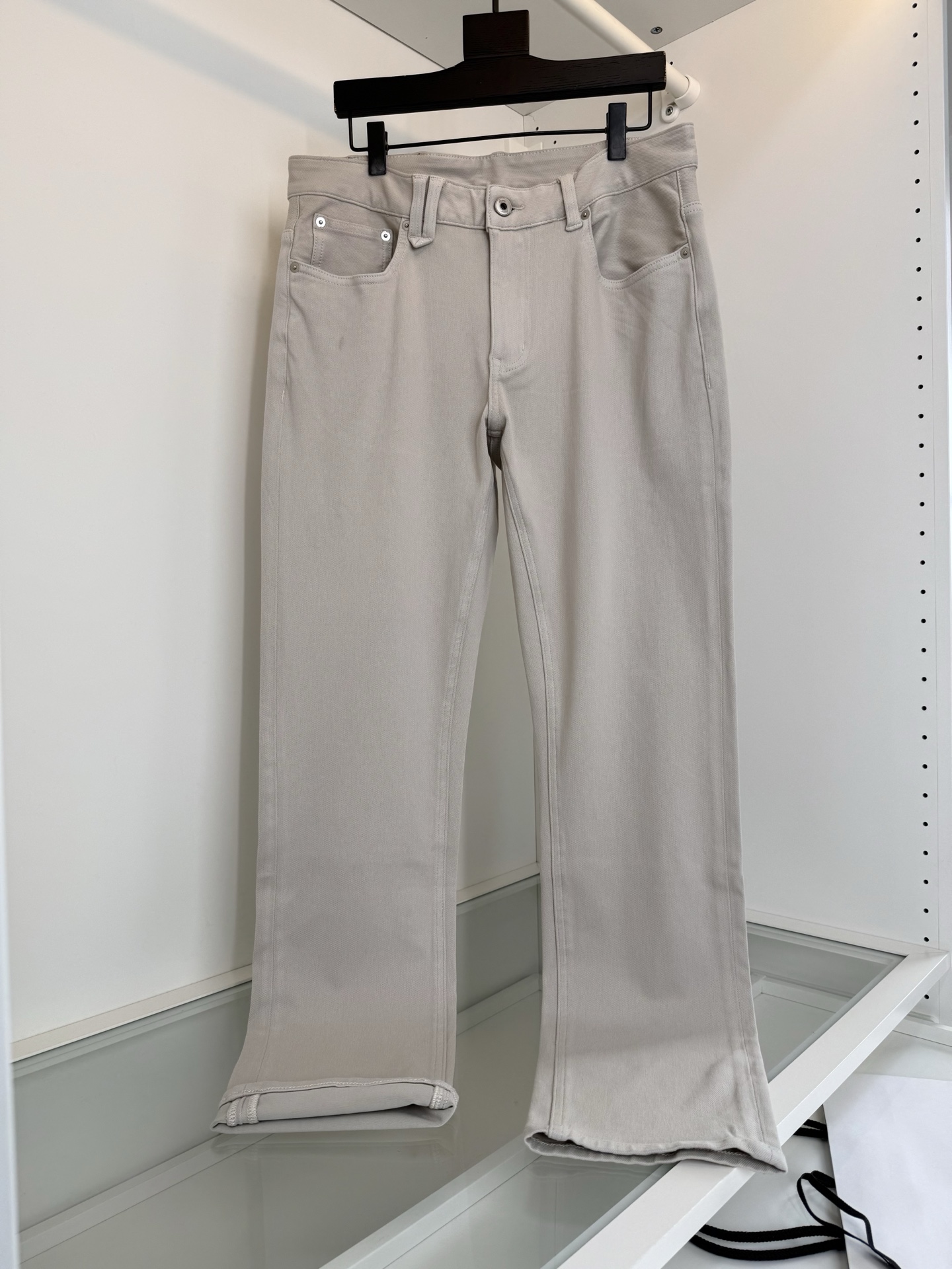 NO:774311,Brioni Brioni 2026C spring and summer has an excellent wearing experience. Comfortable four-way stretch knitted jeans, business commuting series. Classic five-pocket style. The back pocket is embellished with his classic leather brand to highlight the details. Fitted tailoring. All hardware accessories. Light-colored khaki cotton texture, washed with natural colors. The fabric is made of knitted four-way stretch material. The upper body is comfortable. It is breathable and has a good stiff texture without any restraint. The upper body is comfortable and shows quality. Color Beige  Size 30-38, there are 35, try on 172-148, size 32 is suitable, men's clothing, jeans,19860909Brioni 布里奥尼 2026C春夏 有着极好的穿着体验感 舒适四面弹针织牛仔裤,商务通勤系列 经典的五袋款式 后口袋他家经典皮牌点缀 凸显细节亮点 合体的剪裁 全品相五金辅料 浅色系的卡其棉质地,水洗色彩自然 面料采用针织四面弹材质 上身舒适 透气毫无束缚感的同时又有很好挺括质感 上身舒适显品质感 颜色 米色 尺码30-38 有35 试穿172-148穿32码合适,男装,jeans,,Women's clothing