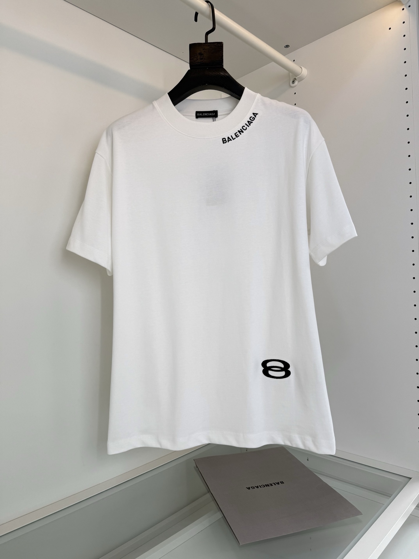 NO:775192,BALENC*AGA Paris* Home 2026 Summer Micro-wide round-neck short-sleeved T-shirt with logo letter embroidery. The design of the letters on the neckline echoes the embroidery on the hem. It makes the overall upper body trendy and fashionable. It adopts a popular slightly wide cut. The collar slightly fits the neck. The slightly wide cut makes the overall upper body comfortable and unrestricted. It is fashionable and trendy. The fabric is made of 200 high-weight pure cotton. The upper body is skin-friendly and breathable, and the overall count is high.  The upper body is crisp and stylish, suitable for wearing alone or layered in spring and summer. Full product order, color black white, size S-2XL, try on 172-148, wear M suitable, Balenciaga-clothing, balenciaga, balenciaga, T-shirt, tees, t-shirt,19860909BALENC*AGA 巴黎*家2026夏季 标志字母刺绣微阔型圆领短袖T恤衫 领口处字母的设计 与下摆刺绣相互呼应 让整体上身潮流时尚版型采用颇具流行的微阔的剪裁,领口微微贴合颈部,微阔的剪裁让整体上身舒适无束缚,时尚而潮流感,面料采用200高克重纯棉料,上身 亲肤透气,整体支数高, 上身挺括有型,春夏不管单穿还是内搭非常适宜,全品相订单,颜色 黑色 白色 码数S-2XL 试穿172-148穿M合适,巴黎世家-服装,balenciaga,balenciaga,T-shirt,tees，t-shirt,,Women's clothing