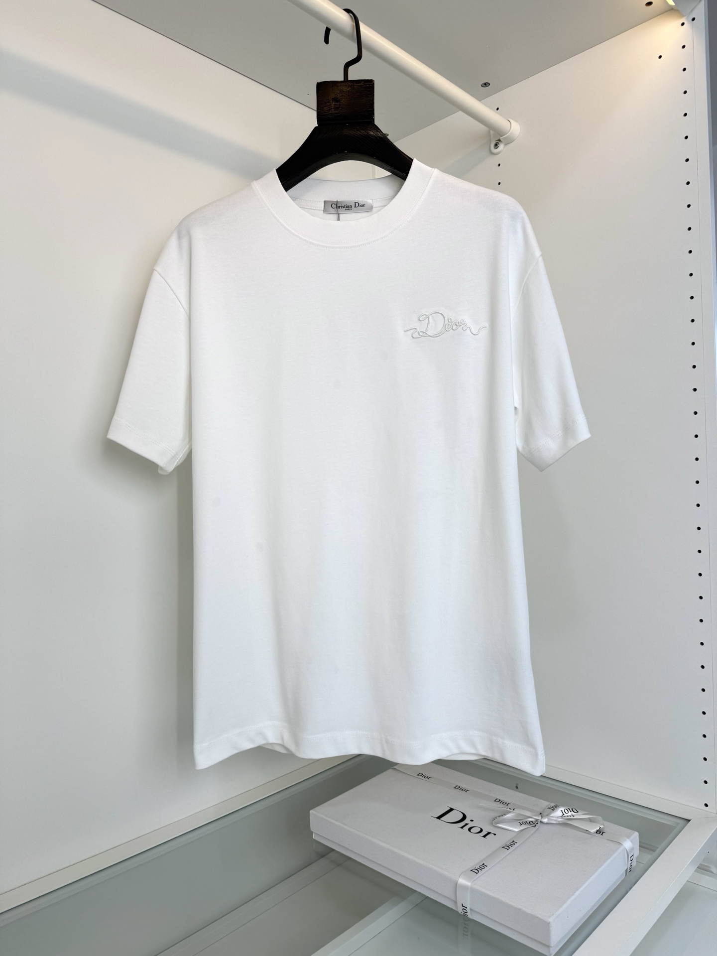 NO:775186,D*or Dior 2026 Summer Slightly wide round-neck short-sleeved T-shirt with heavy embroidered logo letters on the front and back. The design of the logo letters uses embroidery technology to present the version. It adopts a popular slightly wide cut. The collar slightly fits the neck. The slightly wide cut makes the overall upper body comfortable and unrestrained, fashionable and trendy. The fabric is made of 200 high-gram pure cotton. The upper body is skin-friendly and breathable, and the overall count is high.  The upper body is crisp and stylish, suitable for wearing alone or layered in spring and summer. Full product order, color black white, size S-2XL, try on 172-148, wear M suitable, Dior-clothing, dior, T-shirt, tees, t-shirt,19860909D*or迪奥 2026夏季 前后重工刺绣标志字母微阔型圆领短袖T恤衫 标志字母的设计 采用刺绣的工艺来呈现版型采用颇具流行的微阔的剪裁,领口微微贴合颈部,微阔的剪裁让整体上身舒适无束缚,时尚而潮流感,面料采用200高克重纯棉料,上身 亲肤透气,整体支数高, 上身挺括有型,春夏不管单穿还是内搭非常适宜,全品相订单,颜色 黑色 白色 码数S-2XL 试穿172-148穿M合适,迪奥-服装,dior,T-shirt,tees，t-shirt,,Women's clothing