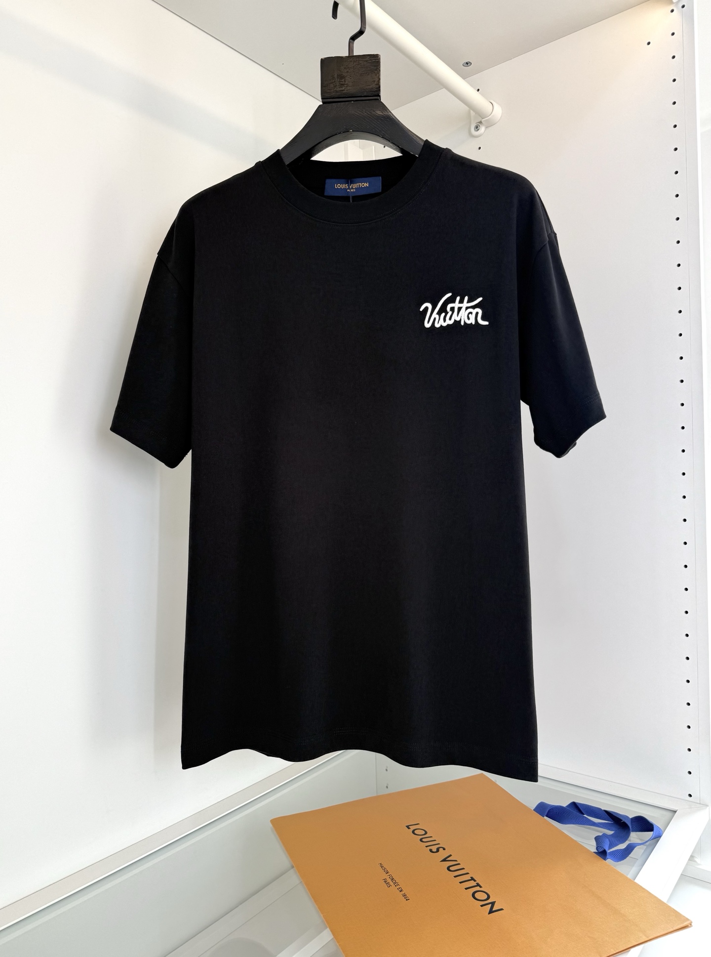 NO:775180,Louis*den L*V 2026 Summer Slightly wide round-neck short-sleeved T-shirt with heavily embroidered logo letters on the front and back. The design of the logo letters uses embroidery technology to present the version. It adopts a popular slightly wider cut. The neckline slightly fits the neck. The slightly wider cut makes the overall upper body comfortable and unrestrained, fashionable and trendy. The fabric is made of 200 high-gram pure cotton. The upper body is skin-friendly and breathable, and the overall count is high.  The upper body is crisp and stylish. It is suitable for wearing alone or layered in spring and summer. Full product order, color black white, size S-2XL, try on 172-148, wear M suitable, Louis Vuitton-clothing, louis vuitton, T-shirt, tees, t-shirt,19860909路易*登L*V 2026夏季 前后重工刺绣标志字母微阔型圆领短袖T恤衫 标志字母的设计 采用刺绣的工艺来呈现版型采用颇具流行的微阔的剪裁,领口微微贴合颈部,微阔的剪裁让整体上身舒适无束缚,时尚而潮流感,面料采用200高克重纯棉料,上身 亲肤透气,整体支数高, 上身挺括有型,春夏不管单穿还是内搭非常适宜,全品相订单,颜色 黑色 白色 码数S-2XL 试穿172-148穿M合适,路易威登-服装,louis vuitton,T-shirt,tees，t-shirt,,Women's clothing