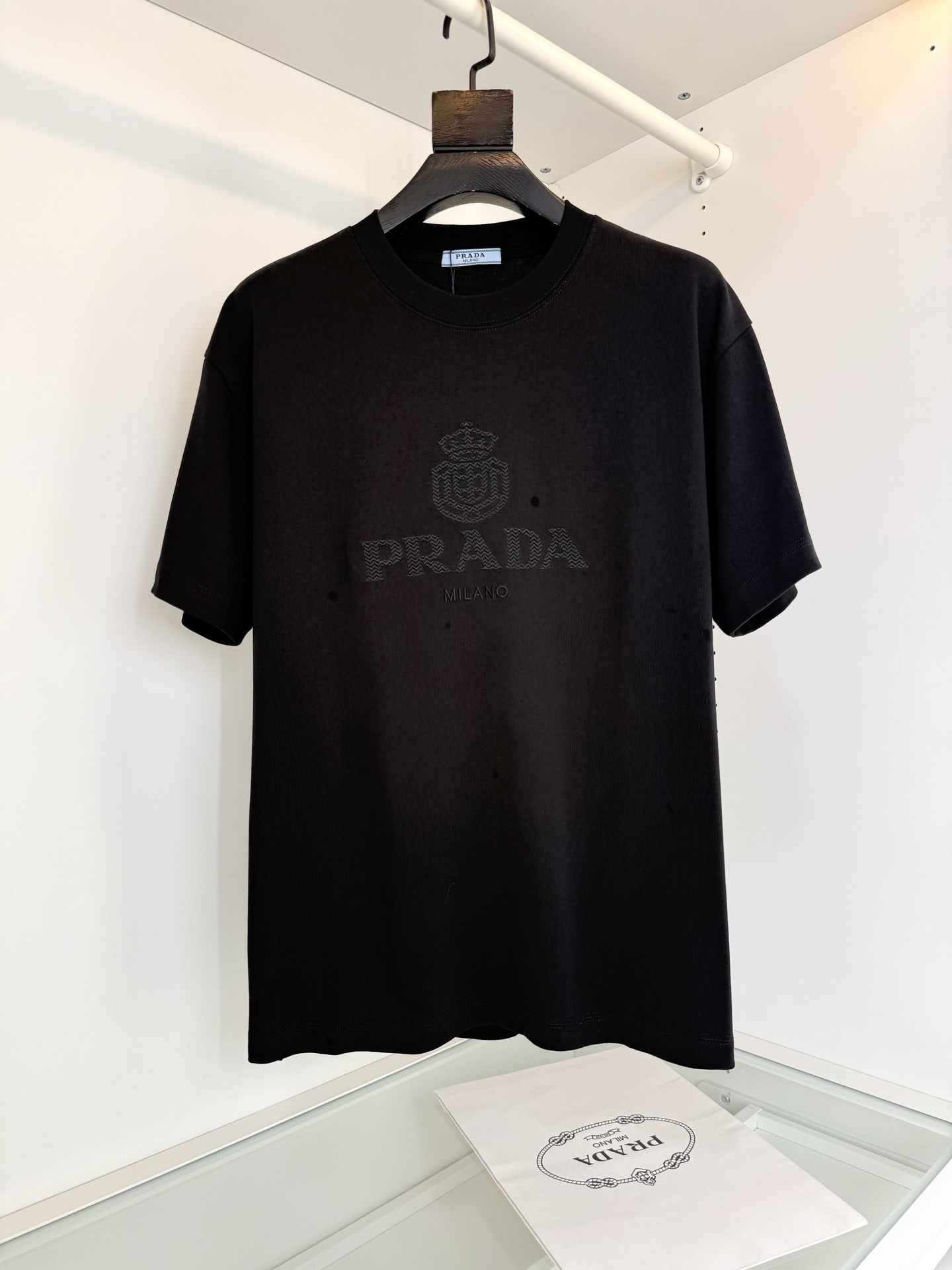 NO:775174,Pr**a 2026 Summer Heavy Industry Embroidered Logo Letters Micro-wide Round Neck Short-Sleeved T-shirt The design of the logo letters uses embroidery technology to present the version and adopts a popular micro-wide tailoring. The collar slightly fits the neck. The micro-wide tailoring makes the overall upper body comfortable and unrestrained, fashionable and trendy. The fabric is made of 200 high-gram pure cotton. The upper body is skin-friendly and breathable, and the overall count is high.  The upper body is crisp and stylish. It is very suitable for wearing alone or layered in spring and summer. All products are in order. Color is black and white. Size is S-2XL. Try on 172-148 to wear M. Prada-clothing, prada, T-shirt, tees, t-shirt,19860909普*达Pr**a 2026夏季 重工刺绣标志字母微阔型圆领短袖T恤衫 标志字母的设计 采用刺绣的工艺来呈现版型采用颇具流行的微阔的剪裁,领口微微贴合颈部,微阔的剪裁让整体上身舒适无束缚,时尚而潮流感,面料采用200高克重纯棉料,上身 亲肤透气,整体支数高, 上身挺括有型,春夏不管单穿还是内搭非常适宜,全品相订单,颜色 黑色 白色 码数S-2XL 试穿172-148穿M合适,普拉达-服装,prada,T-shirt,tees，t-shirt,,Women's clothing