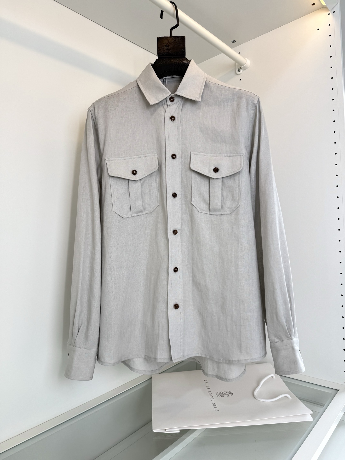 NO:776898,Bru**llo Cuci**lli2026 spring and summer!  High-count linen double-pocket casual shirt, a classic every year with a symmetrical aesthetic double-pocket style, retro casual and versatile taste, seemingly simple, detailed processing, making the upper body feel very brand-like. The classic lapel line is smooth and crisp, cleverly slimming the neck, the upper body is capable and relaxed, and the fit and sharp tailoring change from tight and refined to high-end relaxation. It can be matched with light business, daily urban leisure, travel and vacation, and can create a good sense of relaxation. Full range of hardware accessories  The fabric is made of natural linen, and slight wrinkles are never a flaw, but a natural style. Linen has a hollow fiber structure, which is 3 times more breathable than cotton and absorbs moisture faster. The upper body is cool and dry, breathable and non-sticky, bringing a comfortable breathing experience. Post-processing makes the garment feel smooth, creating a refreshing texture that avoids the touch of conventional hard coarse linen. The upper body is light and not stuffy, keeping it fresh and breathable at all times. Color Tea Coffee  Gray white, size M-3XL, try on 172-148, L size is suitable, men's clothing, shirts,19860909Bru**llo Cuci**lli2026春夏！高支亚麻双口袋休闲衬衫 年年经典很有腔调对称美学双口袋款式 复古休闲百搭品味 看似简约 细节处理 让上身感就很大牌 经典翻领线条流畅挺括 巧妙修身脖颈 上身干练又有松弛的大气感 合体的利落剪裁 从紧绷精致转为高级的松弛 轻商务 日常都市休闲 旅游度假 都能搭配出很好的松弛感 全品相的五金辅料 面料采用天然亚麻材质,微微褶皱从来不是瑕疵 而是自然的风格 亚麻为中空纤维结构,透气性是棉的3倍,吸湿排汗更快.上身清凉干爽,透气不黏腻,带来会呼吸的舒适体验.后处理让成衣手感顺滑,打造兼具清爽质地的触感肌理,规避了常规亚麻硬质粗矿的触感.上身轻盈 不闷汗 时刻保持清爽透气颜色 茶咖色 灰色 白色 码数M-3XL 试穿172-148穿L码合适,男装,shirts,,Women's clothing