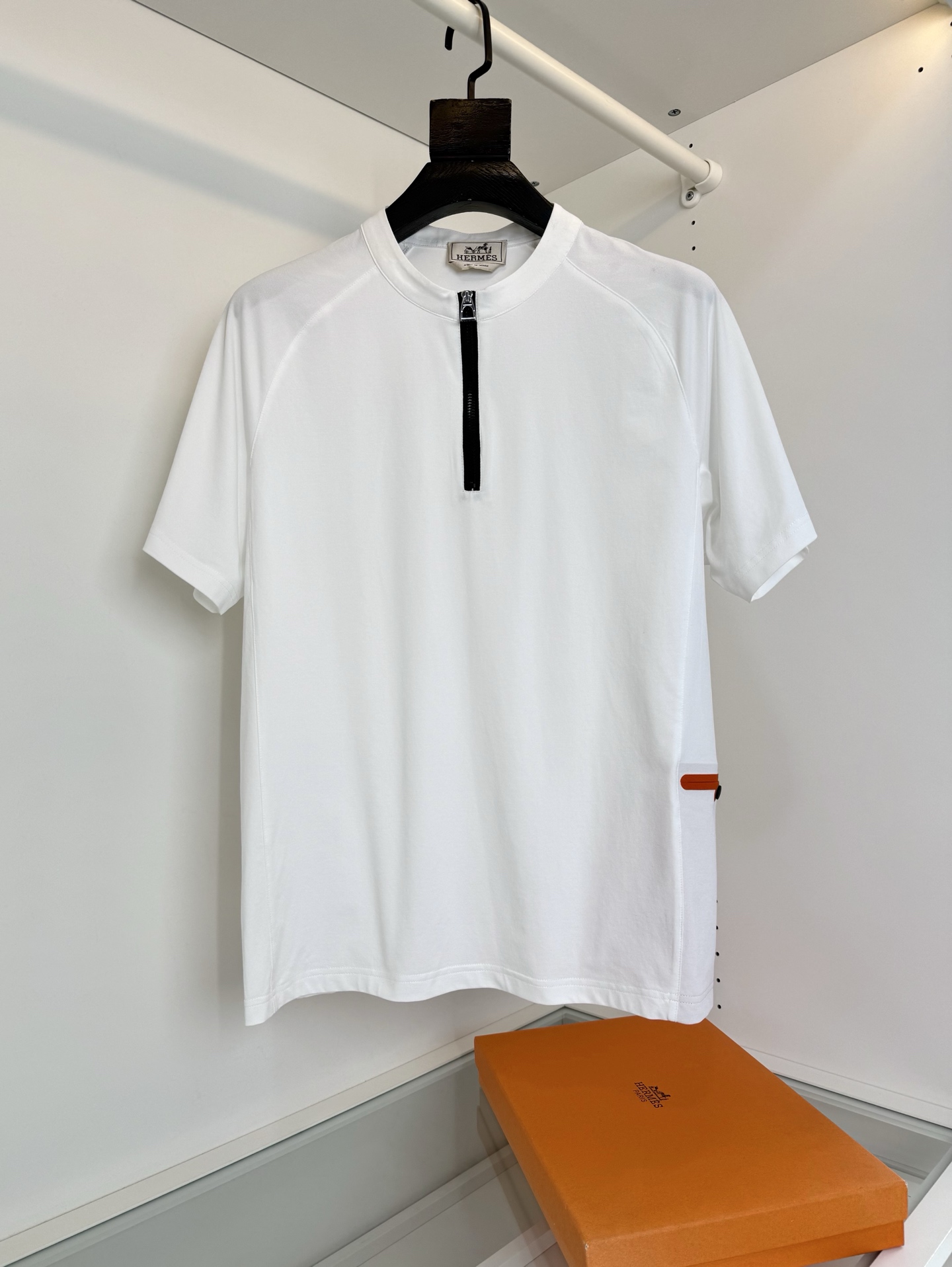 NO:776927,He*mès 2026 Summer Urban Outdoor Half-zip placket slip-shoulder short-sleeved T-shirt The overall design revolves around the design of urban outdoor. I have to say that his family is still very careful in men's clothing this year. Half-zip placket design Letter LOGO horseshoe buckle pull Side pocket embellishment design Just put your mobile phone It has good functionality for daily outdoor wear The geometric cut of the shoulder is comfortable and stylish The brand's high-grade imported polyester fiber fabric  耐磨 耐皱 速干 好打理 有一定的弹力 上身非常轻盈的同时 久穿不松垮 表面有微微光泽感 上身凸显品质感 全品相订单 颜色 白色 码数M-3XL 试穿172-148穿L码合适,爱马仕-服装,hermes,T-shirt,tees，t-shirt,19860909爱*仕(He*mès) 2026夏季 都市户外 半拉链门襟溜肩短袖T恤衫 整体的设计围绕都市户外的设计 不得不说他家今年在男装上 还是足够走心 半拉链门襟的设计 字母LOGO马蹄扣拉头 侧边口袋点缀设计 正好放下手机 平时户外单穿能有很好的功能性 溜肩的几何剪裁 上身舒适有型 品牌高等级进口聚酯纤维面料 耐磨 耐皱 速干 好打理 有一定的弹力 上身非常轻盈的同时 久穿不松垮 表面有微微光泽感 上身凸显品质感 全品相订单 颜色 白色 码数M-3XL 试穿172-148穿L码合适,爱马仕-服装,hermes,T-shirt,tees，t-shirt,,Women's clothing