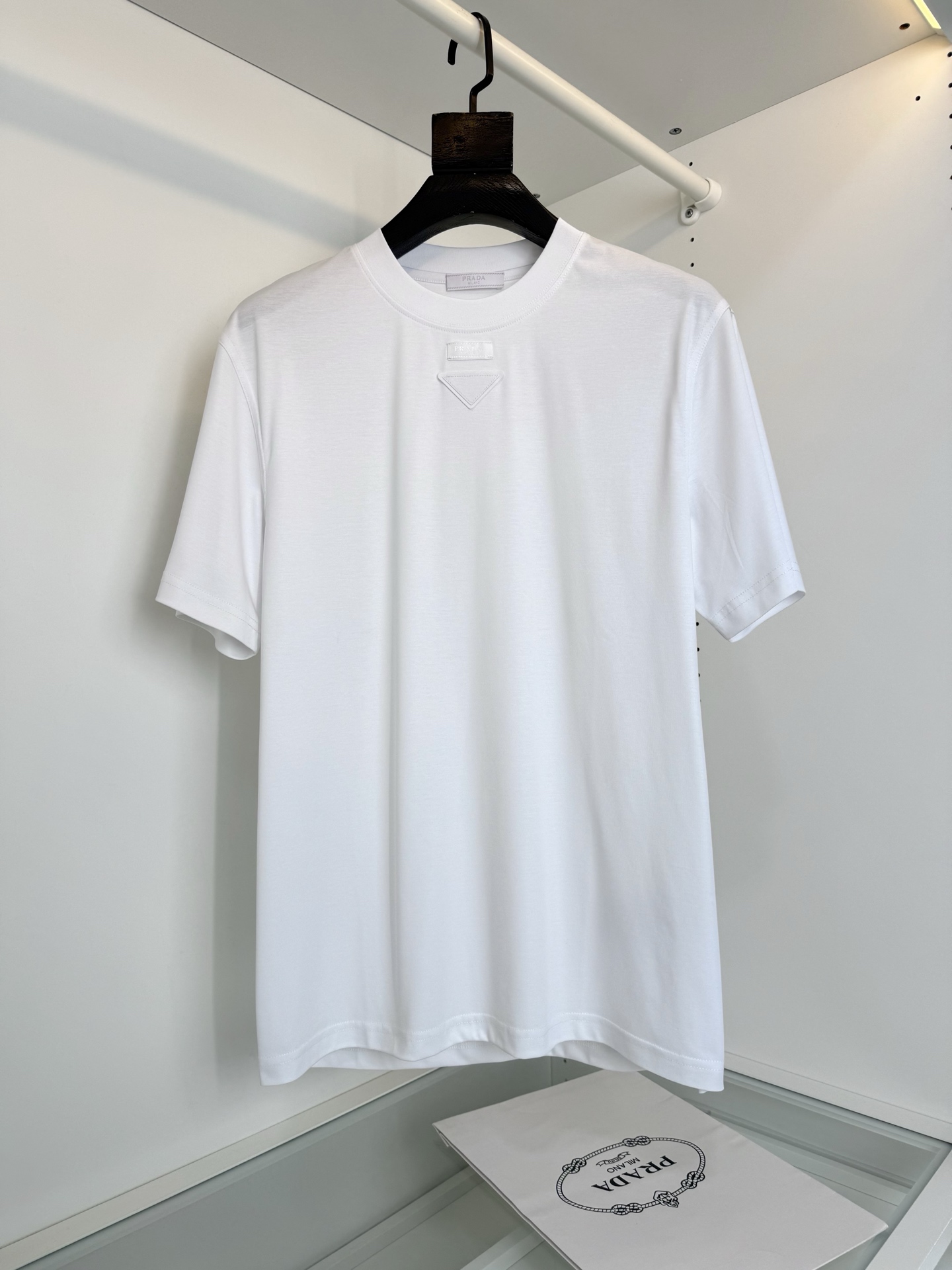 NO:776919,Pr**a is recommended by fabric control!  Classic every year, mulberry silk linen combined with modal cotton blend, round neck short-sleeved T-shirt, classic triangle logo design, in line with the concept of his family, restrained and modern design language. This year, the triangle is combined with collar logo letters. The heel can highlight the details of the brand. The design of the chest can be matched whether worn alone or layered. Basic model, version and fabric as the main design. Italian tailoring. The collar slightly fits the neck and the upper body is upright and more fashionable. The overall upper body does not feel too tight or too loose. It is very friendly to the figure.  Easy to wear, versatile, classic and timeless!  The fabric is made of mulberry silk linen combined with modal cotton blend. The brand fabric has excellent comfort on the upper body. The surface has a warm glossy texture. It is skin-friendly, breathable and has a good sense of stiffness. The simple design looks expensive at first glance. Full product phase order. Highly recommended for spring and summer. Color Black White Size M-319860909普*达Pr**a 面料控推荐！年年经典 桑蚕丝亚麻结合莫代尔棉混纺 圆领短袖T恤 经典的三角标设计 契合他家理念 克制 现代的设计语言 今年采用三角结合领标字母 跟能凸显品牌的细节亮点 胸口的设计 不管单穿还是内搭 都能搭配 基础款 版型 面料 作为主要设计 意式得剪裁 领口微微贴合颈部 上身挺拔而更具时尚感 整体上身感不会过紧或者过松 对身材很友好 好穿百搭经典不过时！ 面料采用桑蚕丝亚麻结合莫代尔棉混纺材质 品牌面料 上身有着极好的舒适性 表面有着温润的光泽质感 亲肤 透气 又有很好的挺括感 看式简约的设计 给人一眼贵 全品相订单 春夏强烈推荐 颜色 黑色 白色 码数M-3XL 试穿172-148穿L合适,普拉达-服装,prada,T-shirt,tees，t-shirt,,Women's clothing