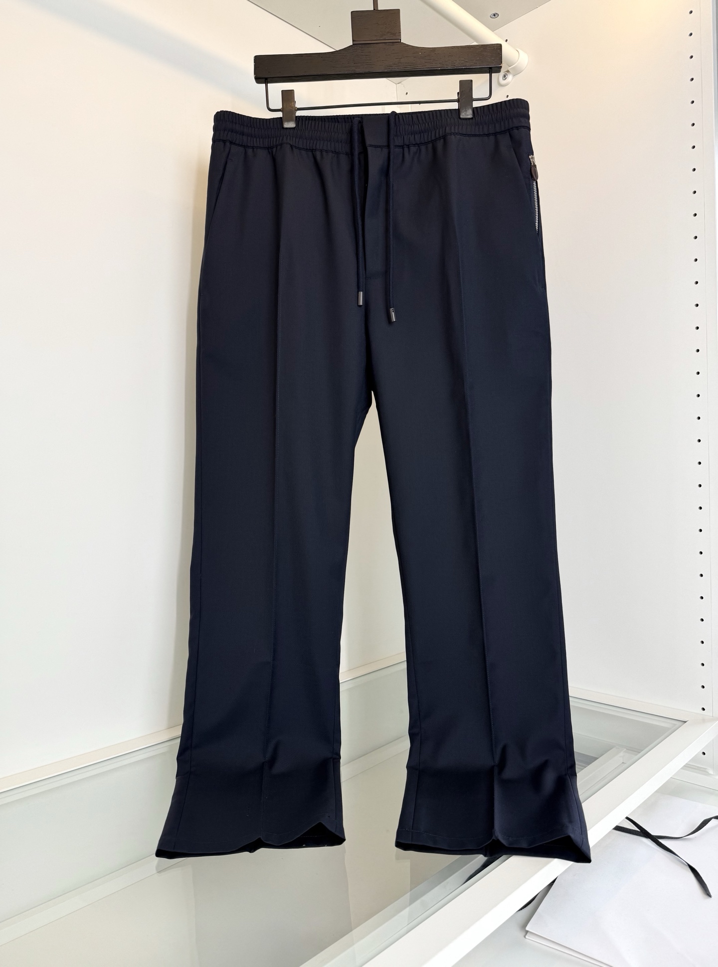 NO:777681,The highest version on the market, the girl inspects the goods, trims the three marks on the threads, and delivers the goods. You can send pictures and videos. If you want quality and service, please add me on WeChat. We will not accept urgent orders. Berl*ti cloth*ti 2026 Spring and Summer Yuppie Gentleman Quality Control Recommendation Wool blended men's inner drawstring casual trousers are on sale in the cabinet. Urban casual business commuting. A very practical one. Elastic waist drawstring. Produced by Qianren OEM factory. Inner hemming and wiring.  Meticulous, straight cut, pockets on both sides, stitching on the center line of the front to present architectural geometric lines, slightly stacked trousers on the upper body, fashionable and relaxed, the fabric is made of wool blended material, thin style for spring and summer, comfortable and breathable, warm at the same time, 40% wool, giving the surface a high-end wool texture, highlighting the high-end, full order, color, black, blue, brown, gray, size M-3XL  Try on 172-148, L size is suitable, men's clothing,19860909市面最高版本小妹验货、修剪线头上三标、发货可发图及拍视频,要品质要服务的加我微信,不接急单.Berl*ti布*提 2026春夏 雅痞绅士 品质控推荐 羊毛混纺男士内抽绳休闲长裤 柜在售 都市休闲 商务通勤 很实穿的一款 松紧腰内抽绳 千人代工厂出品 内里包边走线 一丝不苟 直筒剪裁 两侧插袋 正面中线的缝合呈现建筑学几何线条感 上身微微堆叠裤脚 时尚而显松弛感 面料采用羊毛混纺材质,春夏薄款 舒适透气 保暖的同时 40的羊毛 让表面呈现 高级的羊毛质感 凸显高档 全品相的订单 颜色 黑色 蓝色 咖色 灰色码数M-3XL 试穿172-148穿L码合适,男装,,Women's clothing