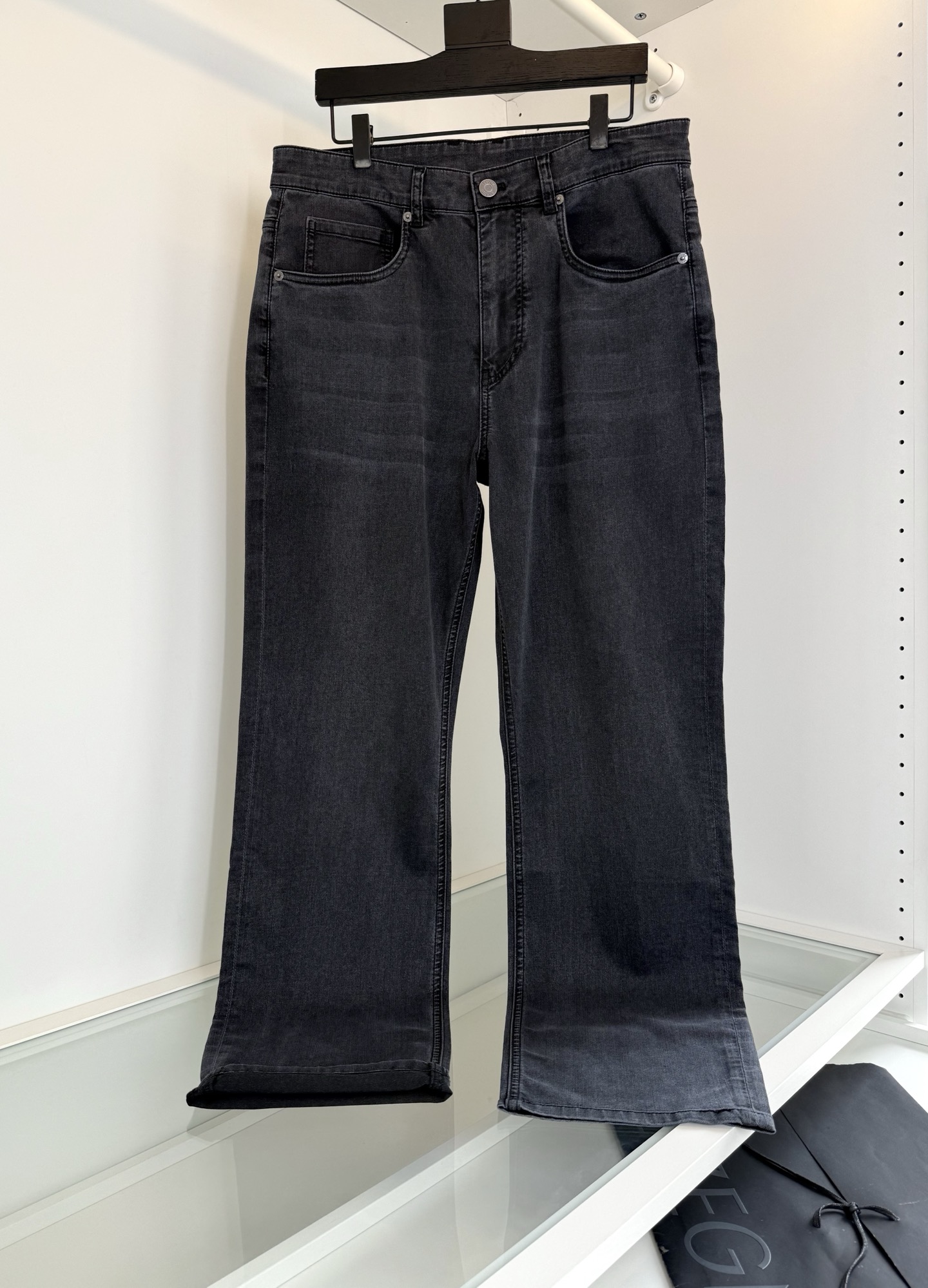 NO:777693,The highest version on the market, the girl will inspect the goods, trim the three marks on the threads, and deliver the goods. You can post pictures and take videos. If you want quality or service, please add me on WeChat. We will not accept urgent orders. ZE*NA Jie*A 2026 Spring and Summer Recommended by old money and new money!  !  A classic summer thin style. I like his design and highly recommend this. Five-pocket style is a must-have for men's wardrobe. Look at the details. Exquisite hardware. Every detail is completed in strict accordance with the drawings. Compare the fit on the cabinet at will. It is not tight and has no sense of restraint at all. It can also make you look taller and slimmer, and you can easily have long legs. Natural and environmentally friendly gray wash. Good sense of size. Versatile and easy to wear. The fabric is made of custom-made summer thin denim. It has good luster and slight elasticity. The upper body is skin-friendly and breathable.  It also has a good sense of stiffness. Full product, order, color, gray, 30-38 (35 available), try on 172-148, size 32 is suitable, men's clothing,19860909市面最高版本小妹验货、修剪线头上三标、发货可发图及拍视频,要品质要服务的加我微信,不接急单.ZE*NA杰*亚 2026春夏 老钱新贵推荐！！年年经典 夏季薄款 喜欢他家的设计这款强烈推荐 五袋款式男士衣橱的必备款 看细节 精致的五金 点滴细节严格按照图纸完成 柜上随意对比合身版型 不紧身,完全没有束缚感,还能显高显瘦,轻松拥有大长腿即视感.天然环保灰色水洗 尺度把握很好 百搭好穿 面料采用客供订织夏季薄款牛仔布 光泽好 微微弹力 上身亲肤透气的同时 又有很好的挺括感 全品相订单 颜色 灰色 30-38（有35） 试穿172-148穿32码合适,男装,,Women's clothing