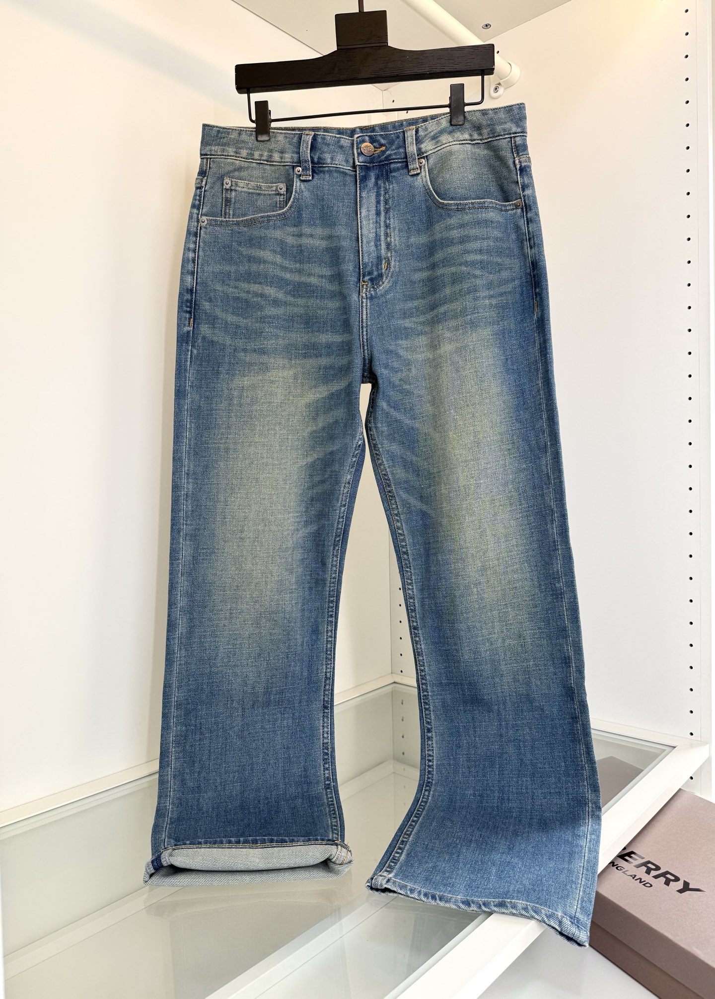 NO:777664,The highest version on the market, the girl will inspect the goods, trim the three marks on the threads, and ship the goods. You can post pictures and take videos. If you want quality or service, please add me on WeChat. We will not accept urgent orders. Bur Bar*li 2026 Summer Thin Style War Horse Color Embroidered Straight Men's Jeans!  A must-have item for those who like jeans. Classic five-pocket style. Natural and eco-friendly blue wash. Very good sense of size. Fashionable and versatile. The upper body has a sense of accent. The same details are processed to highlight the texture of the details. It is the right thing to wear when you go out. The colorful embroidery of the horse logo on the back pocket is very bright. Recommended by quality control. Full hardware. YKK zippers imported from Japan. The fabric is made of 98 cotton and 2 spandex. The upper body is comfortable and micro-elastic. It is skin-friendly and breathable. The upper body is crisp and stylish.  Complete order, highly recommended color, picture color, code number 30-38 (35 available), try on 172-148, 32 is suitable, Burberry-clothing, burberry, jeans,19860909市面最高版本小妹验货、修剪线头上三标、发货可发图及拍视频,要品质要服务的加我微信,不接急单. Bur巴*莉2026夏季薄款 战马彩绣直筒男士牛仔裤！喜欢牛仔裤的必入单品 经典五袋款式 天然环保的蓝色水洗 尺度把握很好 时尚百搭 上身很有腔调感 同细节处理 又能凸显细节质感 出门不知道穿什么 穿它准没错,后口袋标志战马的彩绣 很有亮点 品质控推荐 全品相五金 日本进口YKK拉链 面料采用98棉 2氨纶 上身舒适 微弹力 亲肤 透气 上身挺括有型 全品相订单 强烈推荐的一款 颜色 图片色 码数30-38 (有35）试穿172-148穿32合适,博柏利-服装,burberry,jeans,,Women's clothing