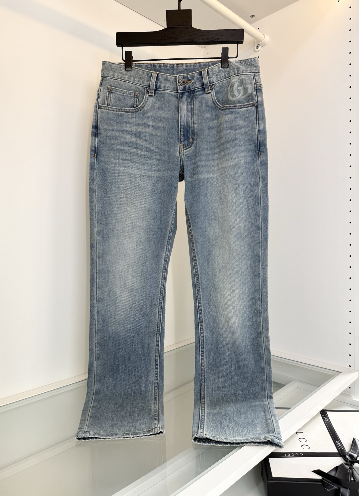 NO:777658,The highest version on the market, the girl will inspect the goods, trim the three marks on the threads, and ship the goods. You can post pictures and take videos. If you want quality or service, please add me on WeChat. We will not accept urgent orders. GUC*l Gucci 2026 Summer Washed Blue Small Straight Men's Classic Five-Pocket Men's Jeans!  Classic five-bag style, double G print, leather tag combined with back pocket embroidery embellishment design, the upper body is fashionable and full of accent, small straight-through slim fit, exquisite hardware accessories, natural and environmentally friendly washed blue, the color is just right, the upper body is very tasteful, the fabric is made of denim, the upper body is comfortable, skin-friendly, and has a certain amount of elasticity. It has no sense of restraint and has a good stiff shape at the same time. Color Picture color code number 30-38, 35  Try on 172-148, size 32 is suitable, Gucci-clothing, gucci, gucci, jeans,19860909市面最高版本小妹验货、修剪线头上三标、发货可发图及拍视频,要品质要服务的加我微信,不接急单. GUC*l 古奇2026夏季 水洗蓝 小直筒男士经典五袋款男士牛仔裤！经典五袋款 双G印花 皮牌结合后口袋刺绣点缀设计 上身时尚而腔调感十足 小直通修身的剪裁 精致的五金辅料 天然环保的水洗蓝 色度把握刚好 上身很有味道 面料采用牛仔料 上身 舒适 亲肤 又有一定的弹力 毫无束缚感的同时 又有很好的挺括型感 颜色 图片色 码数30-38 有35 试穿172-148穿32码合适,古驰-服装,gucci,gucci,jeans,,Women's clothing