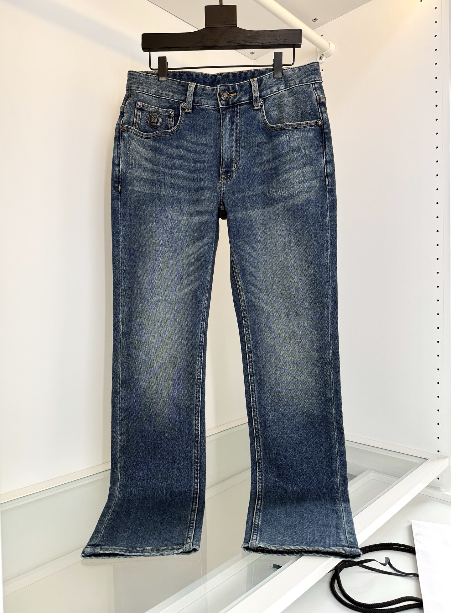 NO:777646,The highest version on the market, the girl inspects the goods, trims the three marks on the threads, and delivers the goods. You can send pictures and videos. If you want quality and service, add me on WeChat. We will not accept urgent orders. Stephen's 2026 Spring and Summer Retro Fashion Classic five-pocket small straight jeans. Highly recommended for those who like jeans. Classic five-pocket small straight style. Small pocket eagle head embellishment. It is presented with metal leather brand technology. It is very textured. The hardware accessories in full condition use his classic eagle logo hardware, which is grand and textured.  Natural and environmentally friendly washed color. The size is just right. The upper body effect is retro and trendy. Fitted version. The fabric is made of imported denim material. The thickness is spring and summer. It is elastic. The upper body is comfortable and unrestricted. It also has a good sense of style. Word-of-mouth orders every year, color. The color code number in the picture is 30-38. There are 35. Trial on 172-148. 32 fit, men's clothing, jeans,19860909市面最高版本小妹验货、修剪线头上三标、发货可发图及拍视频,要品质要服务的加我微信,不接急单. 史蒂芬 2026春夏复古时尚 经典五袋款小直筒牛仔裤 喜欢牛仔裤的强烈推荐 经典五袋小直筒款式 小口袋鹰头的点缀 采用金属皮牌工艺来呈现 很有质感 全品相的五金辅料 采用他家经典鹰标五金 大气而显质感 天然环保的的水洗色 尺度把握刚刚好 上身效果 复古潮流 合体的版型 面料采用进口牛仔料,春夏厚度 有弹力 上身舒适无束缚感 又有很好的型感 年年的口碑订单,颜色 图片色码数30-38 有35 试穿172-148穿 32合身,男装,jeans,,Women's clothing