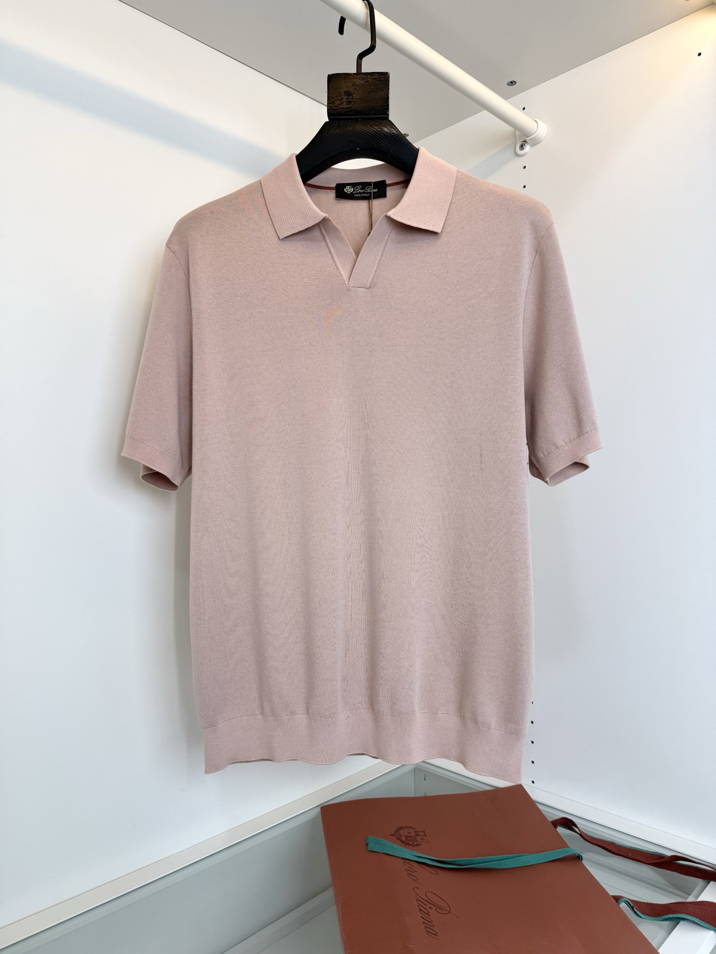 NO:778551,Lo*ro P*na Nuo Pianya 2026 spring and summer classic hot style every year!  Italian casual V-shaped lapel buttonless POLO shirt, a wardrobe must-have. It seems simple. The wide and narrow neckline tests the skill of the master. It takes many reproductions to achieve the ideal upper body effect. V-lapel. The lines of the neckline are smooth and slightly spread out. It is not as formal as a high collar and has a more Italian casual sense than a round collar. The collar shape has a modified and elongated neck proportion. It is very bright whether worn alone or as an inner layer. Italian fit tailoring. The whole body is knitted.  Make the fabric present a three-dimensional effect, create a light and smooth version, and show a soft and comfortable wearing feeling. The fabric is made of 120S ultra-fine long-staple cotton. It has gone through multiple processes to make the yarn smooth and delicate. The fabric is highly flexible and high-quality. The long pile length makes the dyeing effect more high-end. High-standard custom-spun yarn is definitely not 48S/60 ordinary yarn (the picture seems to be similar, but the wearing experience and durability are absolutely different). The process uses four-flat knitting method and the fabric surface is smooth.  Not easy to loosen. The seemingly simple design can really give people an expensive texture. Recommended for quality control!! Color White Sand Brown Green Rubber Powder Size M-319860909Lo*ro Pi*na诺 u翩雅 2026春夏 年年经典爆款！ 意式休闲 V型翻领无纽扣POLO衫 衣橱必备的一款 看似简单 领口大小宽窄 考验师傅功底 多次复版才达到理想的上身效果 V翻领 领口的线条流畅 微微相外展开 不像高领那么拘谨 又比圆领多了一份意式休闲的随意感 领型有着修饰拉长颈部比例 不管单穿还是内搭 都很有亮点 意式合体剪裁 通体采用针织工艺 使面料呈现立体效果 营造出轻盈且流畅的版型 展现出柔软舒适的穿着感 面料采用120S极细长绒棉 经过多道工艺 让纱线平滑细腻 面料柔性强 品质高 绒长让染色效果更显高档质感 高规格订纺纱线 绝非48S/60普通纱线（图片看似大同小异穿着体验感 以及耐穿性 绝不相同） 工艺采用四平针织法 织面平整 不易松垮 看似简约的设计 确能给人一眼贵的质感 品质控推荐!!颜色 白色 沙棕绿 橡皮粉 码数M-3XL 试穿172-148穿L码合适,男装,,Women's clothing