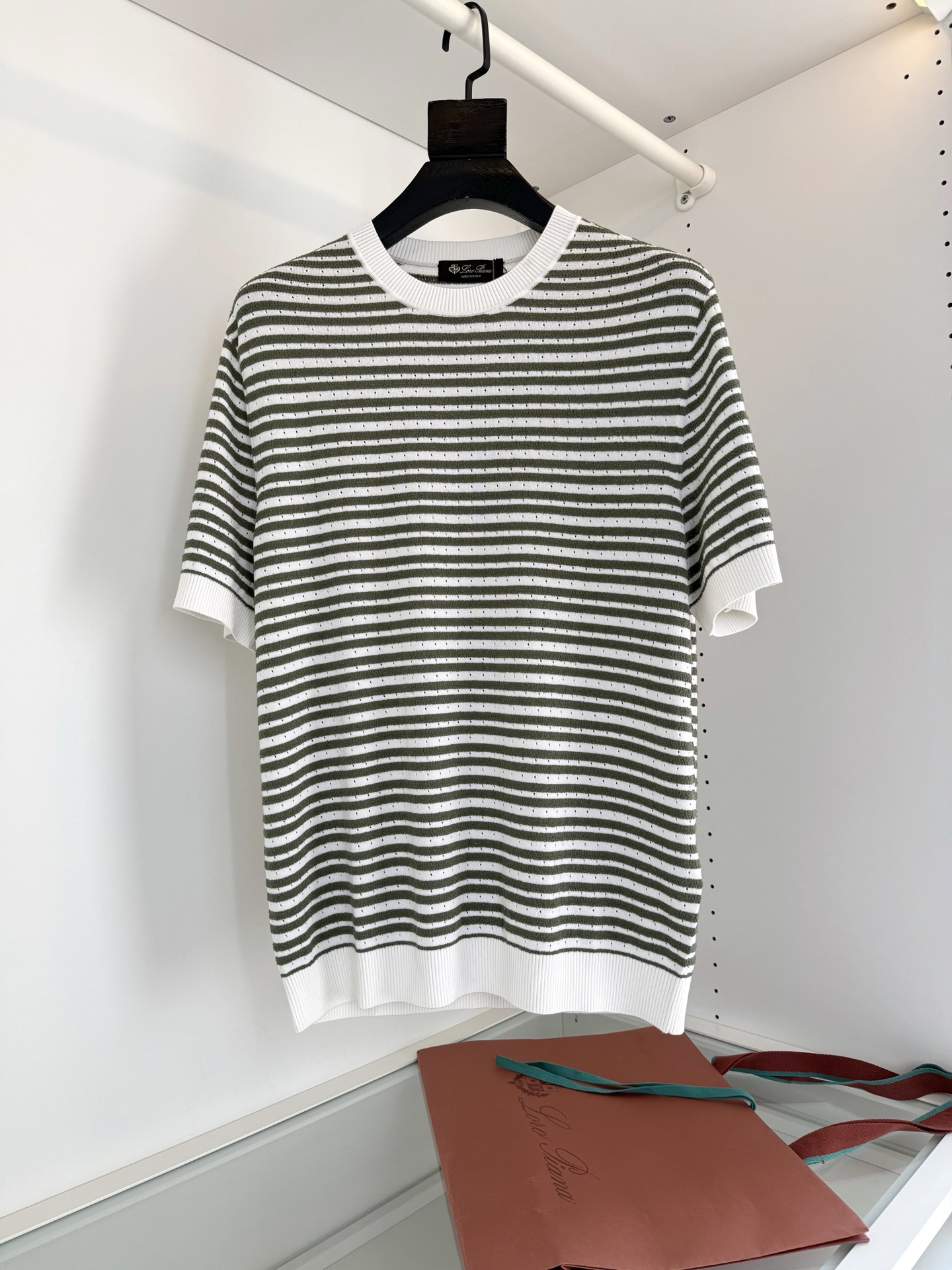 NO:778561,Lo*ro Pi*na Nuo u Pianya 2026 spring and summer Barquetine men's striped T-shirt. The classic white striped design every year. This year, unique fabrics are used to present a unique three-dimensional visual layering. Barquetine series ocean, sunshine and beach, a fusion of urban casual wearing space. The upper body is very bright. The overall fit is just right and loose. It is tolerant to the body shape. It can be worn casually to give a relaxed and high-end feeling. The fabric is made of ultra-fine long-staple cotton combined with loop yarn blending technology.  The yarn fiber is slender and full with uniform fineness. It is comfortable to wear in summer without being sweaty and does not stick to the body. The fabric is not easy to pill when worn for a long time. It can maintain a comfortable wearing experience for a long time. Color green stripe Size M-319860909Lo*ro Pi*na诺 u翩雅 2026春夏 Barquetine男士条纹T恤衫 年年经典白条纹的设计 今年采用独特的面料来呈现独特立体视觉层次感 Barquetine系列 海洋 阳光沙滩 融合的都市休闲的穿着空间感 上身很有亮点 整体的合身的版型 恰到好处宽松度 对身型有包容性 随意搭配穿出松弛高级感 面料采用极细长绒棉结合圈圈纱混纺工艺 纱线纤维细长饱满 细度均匀 夏季穿着舒适不闷汗 不沾身 面料久穿不易起球特点 能长久保持舒适穿着体验 颜色绿色条纹 码数M-3XL 试穿172-148穿L码合适,男装,tees，t-shirt,,Women's clothing