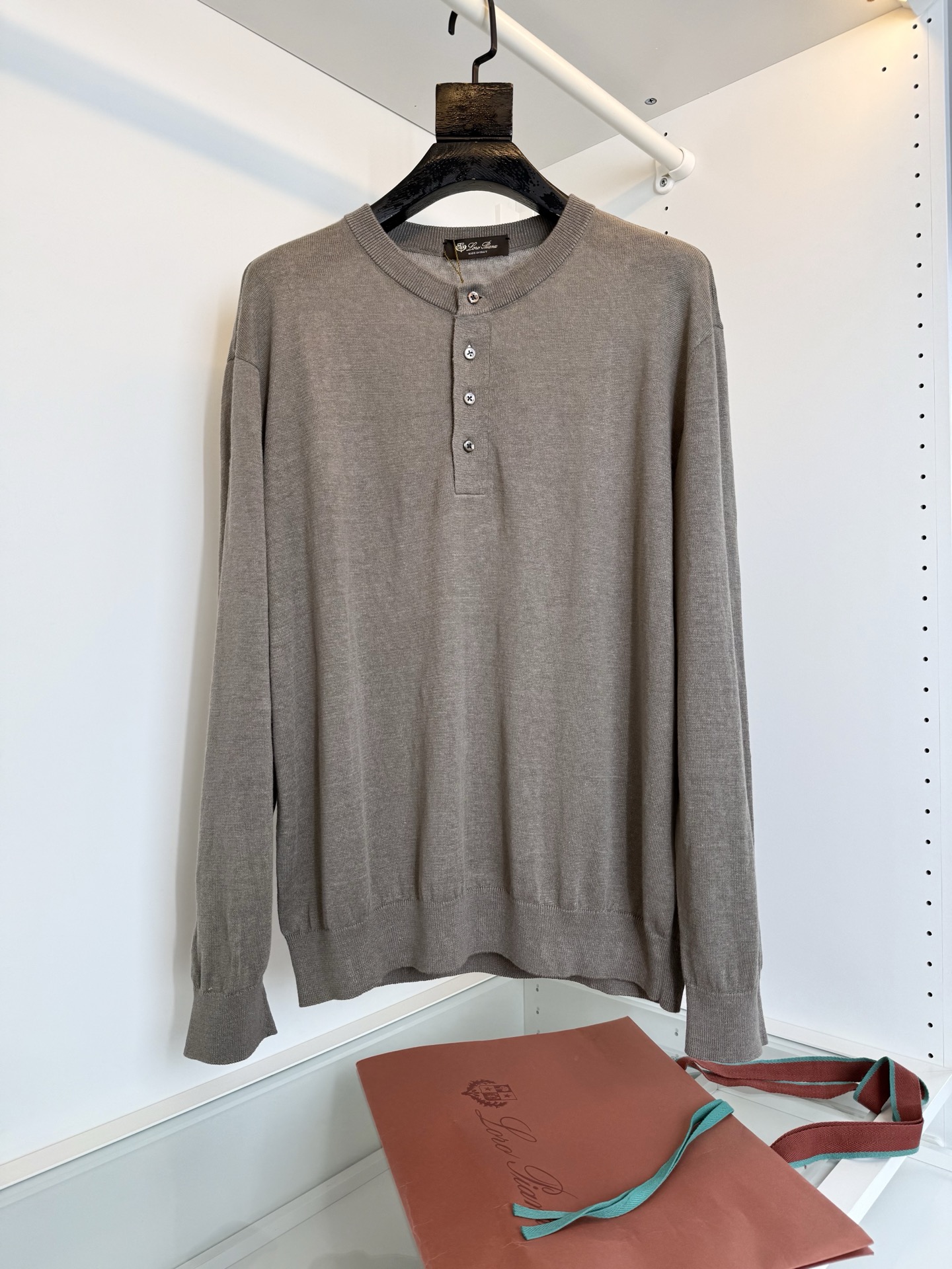 NO:778566,Lo*ro P*nano u Pianya Recommended by old money and new money Those who like the texture of linen recommend this one. It is rarely seen on the market. Linen Henley collar men's sweater. In 1839, the Royal Game Weekly was born in Henley Town, England. At that time, the competition clothing was a Henley collar top that could be elegant and gentlemanly, and could match the majestic tough guy feeling. It is highly praised every year. It is also one of the classic styles that LP must release every year. This year, rain dew linen is used. The seemingly simple design tests the combination of craftsmanship and fabric, technology and factory equipment.  The requirements are very high. The knitting process weakens the roughness of linen, making the fabric softer and skin-friendly. The characteristics of linen are naturally refreshing, can quickly wick away sweat, and does not feel stuffy. Linen dissipates moisture and keeps the skin dry. It has an excellent wearing experience. The surface has a natural texture and a casual, natural and high-end feel. The collar type is a test of the master's skills. The width and elasticity of the collar are very particular. The edges are tightly woven and smooth. The details of the upper body are exquisite and youthful without being stereotyped.  Casual, layered and elegant style. The overall shape adopts relaxed and slightly wide tailoring. It is very tolerant to various body shapes. The modified lines are not tight. The upper body has a relaxed and luxurious feeling. Color: Khaki green. Size: M-319860909Lo*ro Pi*na诺 u翩雅 老钱新贵推荐 喜欢亚麻的质感的 推荐这款 市面绝不多见 亚麻亨利领男士针织衫 1839年 英国 亨利镇 皇家赛周会诞生 当时比赛服饰就是亨利领上身又能儒雅绅士 又能搭配大气硬汉感 年年备受推崇 也是LP每年必出的经典款式之一 今年采用雨露亚麻 看似简约的设计 越考验工艺与面料的结合,对技术以及工厂设备 要求很高 针织的工艺弱化了亚麻粗糙感 让面料更柔软亲肤 亚麻的特点 自然清爽 能快速导出汗液 没有闷热感 亚麻疏导湿气 让皮肤始终保持干爽 有着极好的穿着体验感 表面天然的肌理感 随性自然高级感 领型很考验师傅的功底 领口的宽窄松紧都很有讲究 边缘紧密织造流畅 细微之处的精美上身年轻不刻板 随性有层次儒雅造型 整体的版型采用松弛微阔的剪裁 对各种身型有着很好的包容性 修饰线条不紧绷 上身轻松的松弛高级感 颜色 卡其绿 码数M-3XL 试穿172-148穿L码合适,男装,loro piana,,Women's clothing