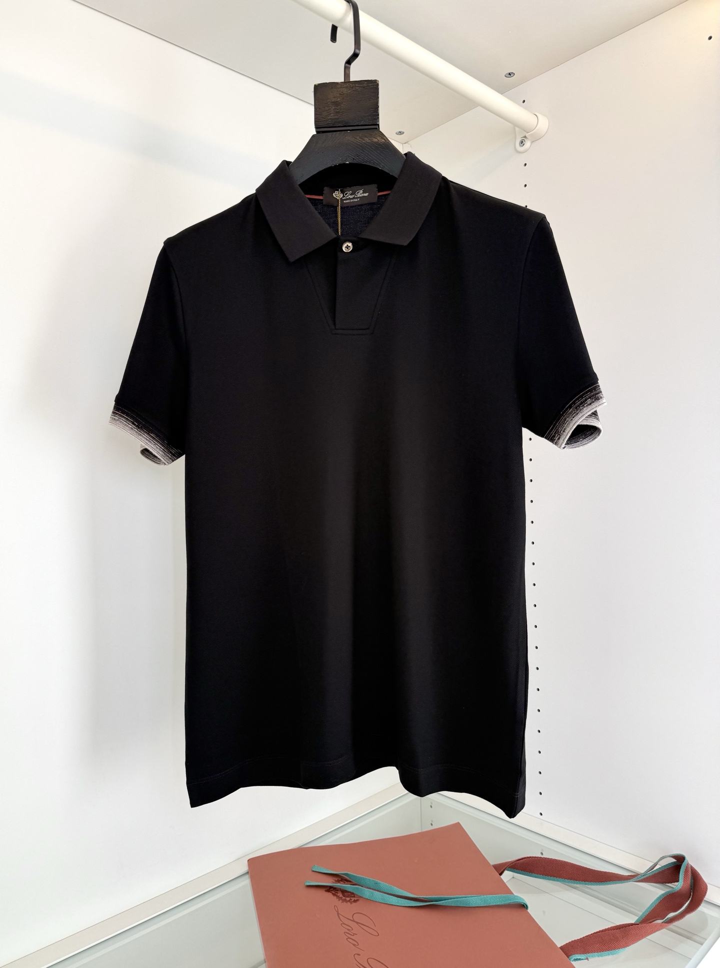 NO:778570,Lo*ro Pi*na u Pianya Quality Control Recommendation Cloud-like skin-friendly touch for yuppie gentlemen One-button business casual classic lapel short-sleeved T-shirt Simple luxury style One-button V-shaped lapel design The upper body is more elegant, making it easier to match the cuffs gradient yarn embellishment in business casual. Add details Italian tailoring Details and fabrics My version is made of long-staple cotton. It is easy to dye and has stronger color fastness. This is the same T-shirt  It looks more high-end and textured. It has good strength, durability and washability. The surface of the six-eye bead fabric (medium beads) has a honeycomb-like texture. The special structural features give it a more comfortable feeling. The comfort of perspiration is also much better than that of ordinary fabrics. The upper body is crisp and stylish. The inside is treated with liquid ammonia, giving the overall upper body a silky touch like a cloud. Full product phase order Color Black Size M-3XL  Try on 172-148, suitable for L, men's clothing, T-shirt, tees, t-shirt,19860909Lo*ro Pi*na诺 u翩雅 品质控推荐 云朵般的亲肤触感雅痞绅士 一粒扣商务休闲经典款翻领短袖T恤 简奢风 一粒扣V型翻领的设计 上身更有腔调 让商务休闲中更加易于搭配袖口渐变色织点缀 添加细节 意式得剪裁 细节与面料 我家这款采用长绒棉 染色性易着色 色牢度更强 这也是同样的T恤 看着更加高档而有质感的一点 强度好 耐穿 耐洗 更好 六眼珠地面料（中珠）表层呈现蜂巢般质感 特殊的结构特点赋予了更加舒适感 排汗的舒适度也大大优与普通面料 上身挺括有型 内里做了液氨的处理,让整体上身感有着云朵般的丝滑触感 全品相订单 颜色 黑色 码数M-3XL 试穿172-148穿L合适,男装,T-shirt,tees，t-shirt,,Women's clothing