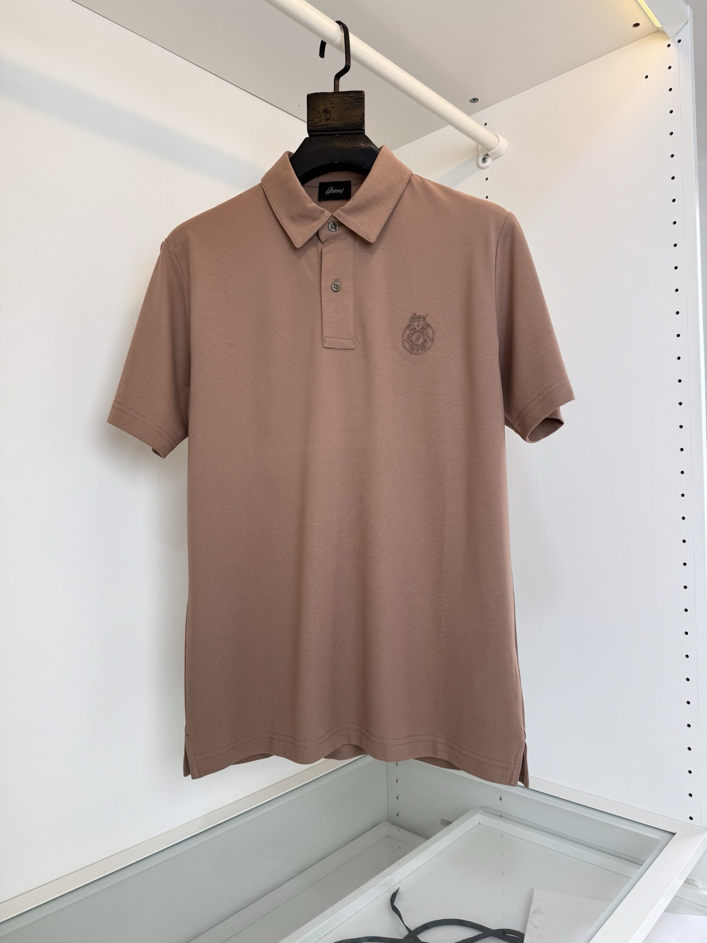 NO:781484,Brioni Brioni 2026 spring and summer cabinets are on sale!  A classic two-button lapel short-sleeved POLO shirt every year. It is also one of the first-choice brands for many celebrities and dignitaries. It is famous for its fine workmanship and fabrics. It is embroidered on the chest. Two-button Italian tailoring. The chest fits and the lower body is slightly loose. The overall body shape is better tolerant. The straight and not loose fabric is made of high-count and high-density fine-grained pique material. The surface has a warm luster. It is skin-friendly, breathable and has a good sense of stiffness. Full product order. Highly recommend one color.  Navy blue, light pink, size M-2XL, try on 172-148, suitable for size L, men's clothing, T-shirt,19860909Brioni 布里奥尼 2026春夏 柜在售！年年经典两粒扣翻领短袖POLO衫 他家也是众多明星与政要的首选品牌之一 以精细的做工与面料闻名 胸口刺绣点缀 两粒扣意式剪裁 胸口合体下身略微宽松 整体的身形有着更好的包容性 挺拔不松垮面料采用高支高密细纹珠地材质 表面有着温润的光泽感 亲肤 透气 又有很好的挺括感 全品相订单 强烈推荐一款 颜色 藏青色 浅粉色 码数M-2XL试穿172-148穿L码合适,男装,T-shirt,,Women's clothing