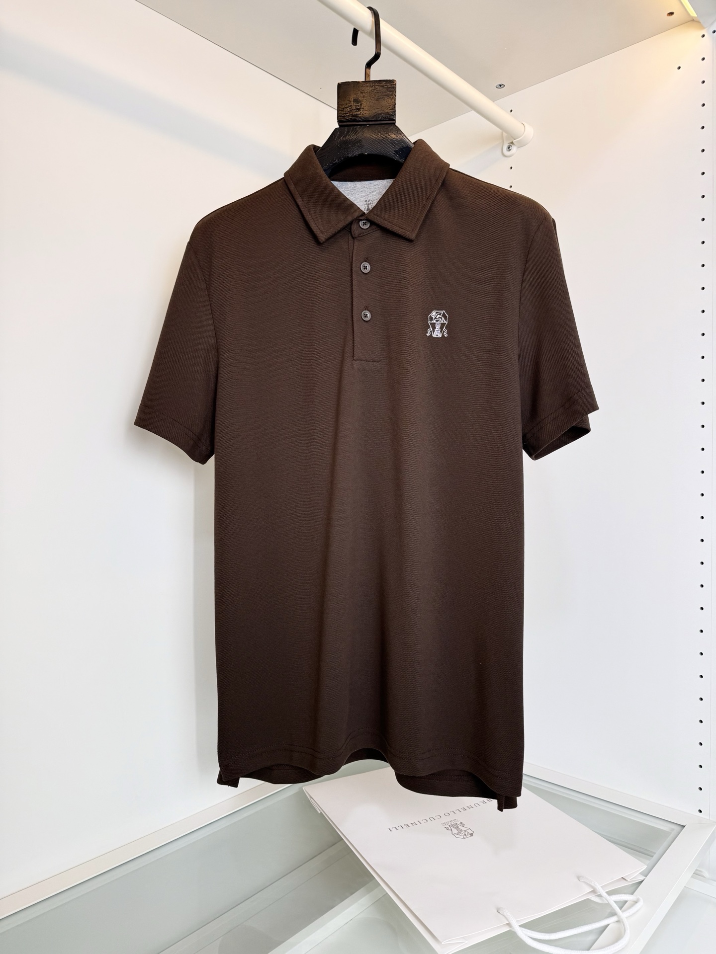 NO:781499,Bru**llo Cuci**lli Recommended by old money and new money, it has an excellent wearing feel. Judy's classic three-button lapel POLO shirt is a good match for business and commuting. Chest logo embroidery, classic three-button turtle back details, inner logo, fitted version. Not too many decorative embellishments. The pattern fabric is elegant and easy to match. As an overall design, the fabric is made of custom-made pique fabrics, and the inside is treated with liquid ammonia technology. It has an excellent skin-friendly feeling.  The upper body is comfortable and breathable. The fabric is very backbone, the upper body is crisp and stylish, and the hardware and accessories are all in good condition. Color Brown Size M-3XL Try on 172-148 to wear L loose feeling, men's clothing,19860909Bru**llo Cuci**lli 老钱新贵推荐 有着极好的穿着体感 朱迪经典三粒扣翻领POLO衫 商务通勤都能很好搭配的一款 .胸口标志刺绣 经典三粒扣 龟背的细节 内里标志 合体的版型.没有过多的装饰点缀 以版型面料考究易于搭配 作为整体设计 面料采用客供定织 珠地面料,内里液氨工艺处理 有着极好的亲肤感 上身舒适透气同时,面料很有骨干,上身挺括有型,五金辅料全品相 颜色 咖色 码数M-3XL 试穿172-148穿L宽松感,男装,,Women's clothing