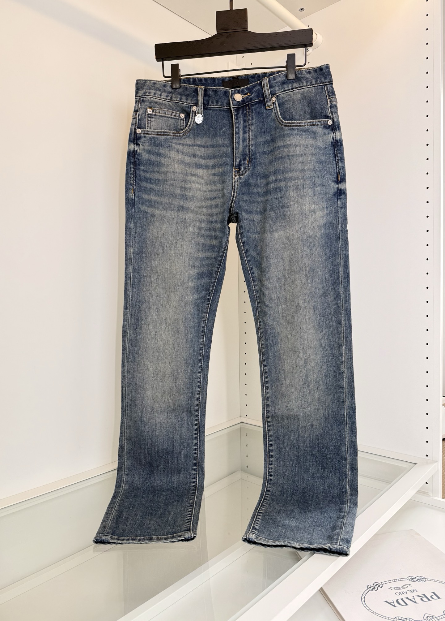 NO:781544,Pr**a 2026 spring and summer, full product, order, classic five-pocket small straight slim jeans, classic five-pocket style every year, easy to match features, embellishment of the hardware nameplate on the back pocket, hardware details, full product, order, natural and environmentally friendly washing, retro fashion and easy to match, good taste for daily wear, not too unruly, the fabric is made of custom-made cotton elastic, high density, micro-elasticity, the upper body has good comfort, warmth and skin-friendly  It is breathable and at the same time, the upper body is stiff and stylish. Color: Original color: gray blue. Size: 30-38 (no 35). Try on 172-148 and wear 32, which is suitable. Prada-clothing, prada, jeans,19860909普*达Pr**a 2026春夏 全品相订单 经典五袋款小直筒修身牛仔裤 年年经典五袋款式 易搭配的特点 后口袋五金铭牌的点缀 五金细节全品相订单 天然环保的水洗 复古时尚 又易于搭配 日常穿着味道正好,又不至于太张狂不羁 面料采用客供订织棉弹料 密度高 微弹力 上身有很好的舒适性 保暖 亲肤 透气的同时 上身挺括有型 颜色 原色 灰蓝色 码数30-38（无35）试穿172-148穿32合适,普拉达-服装,prada,jeans,,Women's clothing