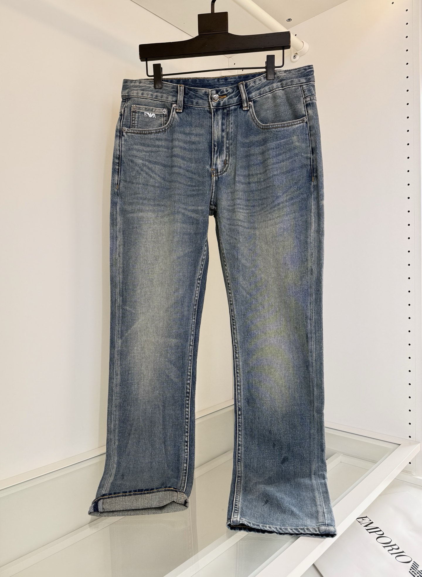 NO:781522,EA a*ni 2026 spring and summer retro fashion classic five-pocket small straight jeans. Highly recommended for those who like jeans. Classic five-pocket small straight style. Small pocket EA hardware embellishment. Very textured. Full hardware accessories. Natural and environmentally friendly washed colors. The size is just right. The upper body effect is retro trend. Fitted version. The fabric is made of imported denim. The spring and summer thickness is elastic. The upper body is comfortable and has no restraint. It has a good sense of style. Word-of-mouth orders every year, color  The color code number in the picture is 30-38, there are 35, try on 172-148, wear 32, fit, men's clothing, jeans,19860909EA阿*尼 2026春夏复古时尚 经典五袋款小直筒牛仔裤 喜欢牛仔裤的强烈推荐 经典五袋小直筒款式 小口袋EA五金点缀 很有质感 全品相的五金辅料 天然环保的的水洗色 尺度把握刚刚好 上身效果 复古潮流 合体的版型 面料采用进口牛仔料,春夏厚度 有弹力 上身舒适无束缚感 又有很好的型感 年年的口碑订单,颜色 图片色码数30-38 有35 试穿172-148穿 32合身,男装,jeans,,Women's clothing