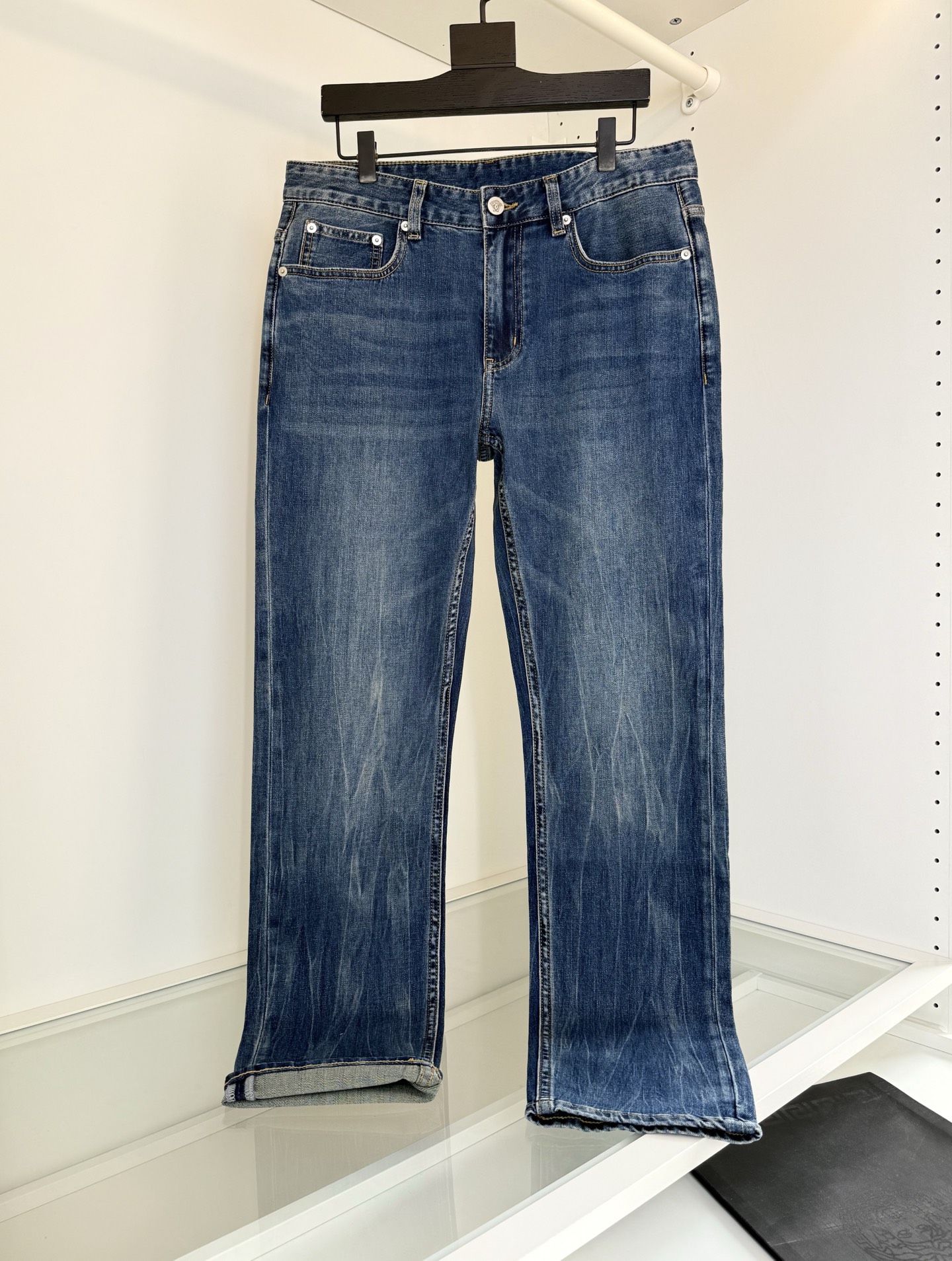NO:781506,Ver*Ze Ver**ce 2025 Spring and Summer Medusa Classic five-pocket small straight slim jeans Classic style every year Medusa embossed design on the back pocket Fashionable and bright Fitted and slim cut Hardware accessories are all ready to order Natural and environmentally friendly washed blue Retro and fashionable at the same time easy to match The fabric is made of Turkish denim blended spandex Micro-elastic upper body is comfortable and breathable Unrestricted and has a good stiff feeling Color Blue  Size 30-38 (35 available) Try on 172-148 and wear 32, Versace-clothing, versace, jeans,19860909范*哲Ver**ce 2025春夏美杜莎 经典五袋款小直筒修身牛仔裤 年年经典款式 后口袋美杜莎压凸设计 时尚而有亮点 合体修身的剪裁 五金辅料全品相订单 天然环保的水洗蓝 复古时尚的同时 易搭配 面料采用土耳其的牛仔布混纺氨纶 微弹力 上身舒适 透气 无束缚的同时 又有很好挺括感 颜色 蓝色 码数30-38（有35）试穿172-148穿32合适,范思哲-服装,versace,jeans,,Women's clothing