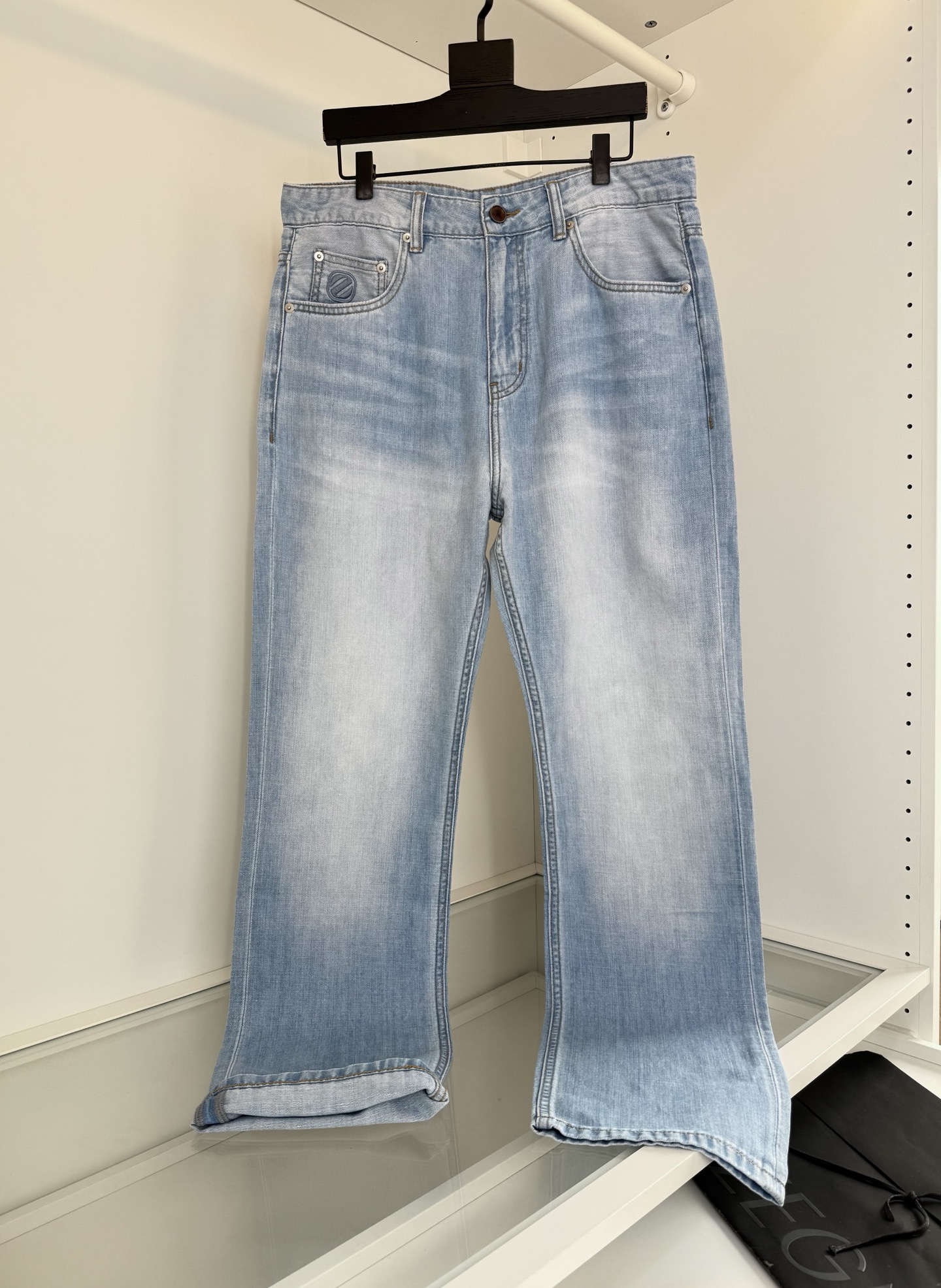 NO:781514,ZE*NA 2026 spring and summer thin style, a classic every year. Straight-leg five-pocket men's jeans. Light color wash. Very sunny color for spring and summer. Exquisite hardware. Small pocket logo embroidery embellishes the straight fit. The upper body is slightly loose. Comfortable and stylish without being too exaggerated. Natural and environmentally friendly washed blue. Classic and versatile. The fabric is made of custom-made summer thin denim. It has a good luster. The upper body is skin-friendly and breathable, and has a good sense of stiffness.  Full order, color, light blue, 30-38 (35 available), try on 172-148, suitable for size 32, men's clothing, jeans,19860909ZE*NA杰*亚 2026春夏薄款 年年经典 直筒五袋款男士牛仔裤 浅看色水洗 春夏穿着很阳光的色系 精致的五金 小口袋标志刺绣点缀直筒版型 上身微微宽松感 舒适有型 又不会过于夸张 天然环保水洗蓝 经典百搭 面料采用客供订织夏季薄款牛仔布 光泽好 上身亲肤透气的同时 又有很好的挺括感 全品相订单 颜色 浅蓝色 30-38（有35） 试穿172-148穿32码合适,男装,jeans,,Women's clothing