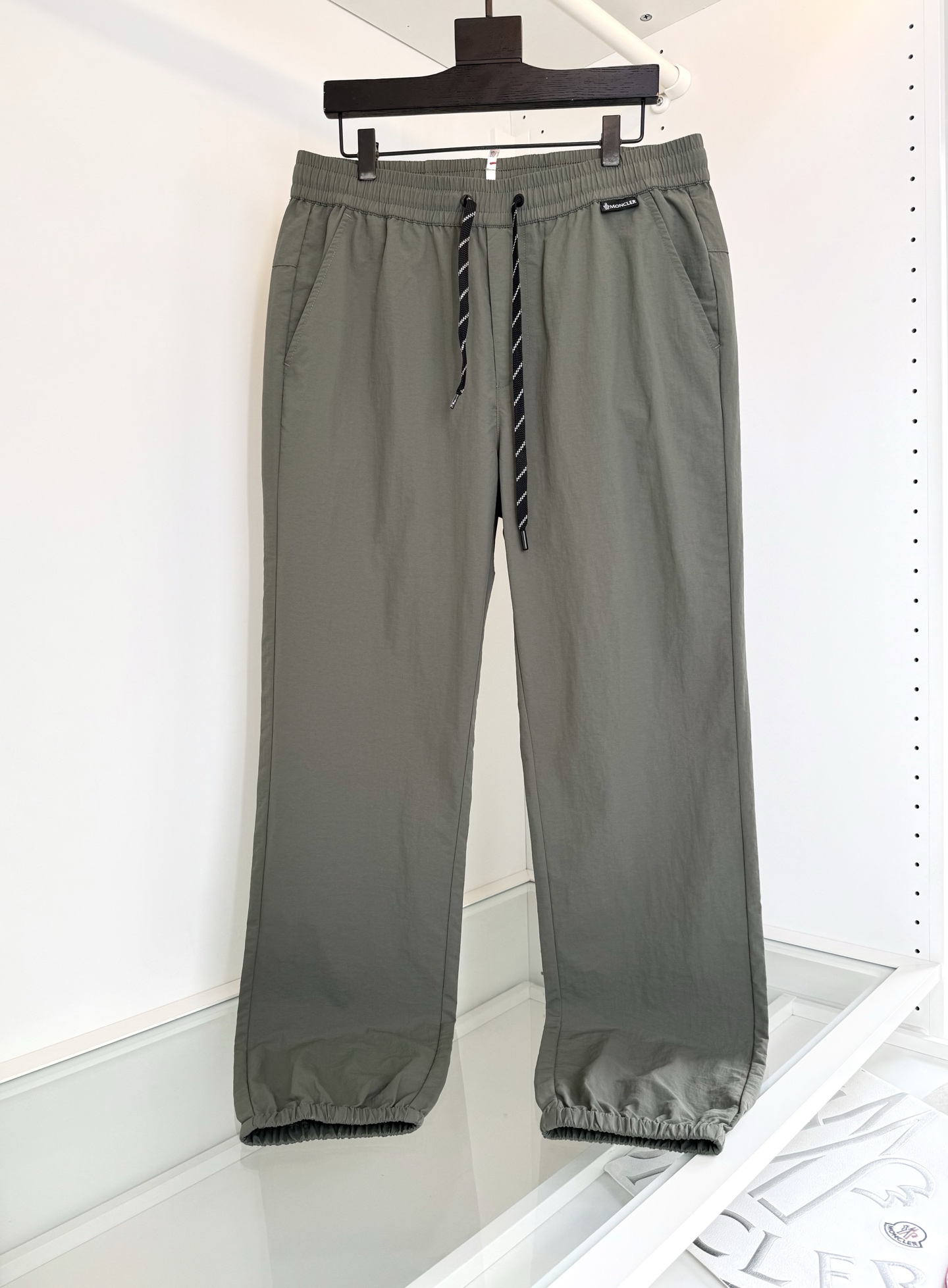 NO:781498,MON**ER 2026 spring and summer thin elastic waist drawstring sports casual pants!  Classic and practical style. Back pocket logo design. Drawstring and hardware accessories. Very detailed. Elastic waist drawstring that is easy to put on and take off. Pockets on both sides. The version adopts a slightly loose tailoring; casual and fashionable. The fabric is made of blended materials. The upper body is comfortable and breathable. It is easy to care for and has a good sense of stiffness. The overall design is full of vigorous youthful vitality. The whole product is ready for order. Color Black Blue Green Size M-3XL  Try on 172-148 waist, 2 feet 5, wear L, suitable, muzzle-clothing, Moncler,19860909蒙**口MON**ER 2026春夏薄款 松紧腰抽绳运动休闲裤！经典实穿的款式 后口袋标志设计 抽绳与五金辅料点缀 很有细节感 穿脱方便的松紧腰抽绳 两侧插袋 版型采用略微宽松的剪裁；随意时尚,面料采用混纺材质,上身舒适透气,易打理的同时又有很好的挺括感,整体的设计充满了蓬勃的年轻活力,全品相订单 颜色 黑色 蓝色 绿色 码数M-3XL 试穿172-148腰围2尺5穿L合适,蒙口-服装,Moncler,,Women's clothing