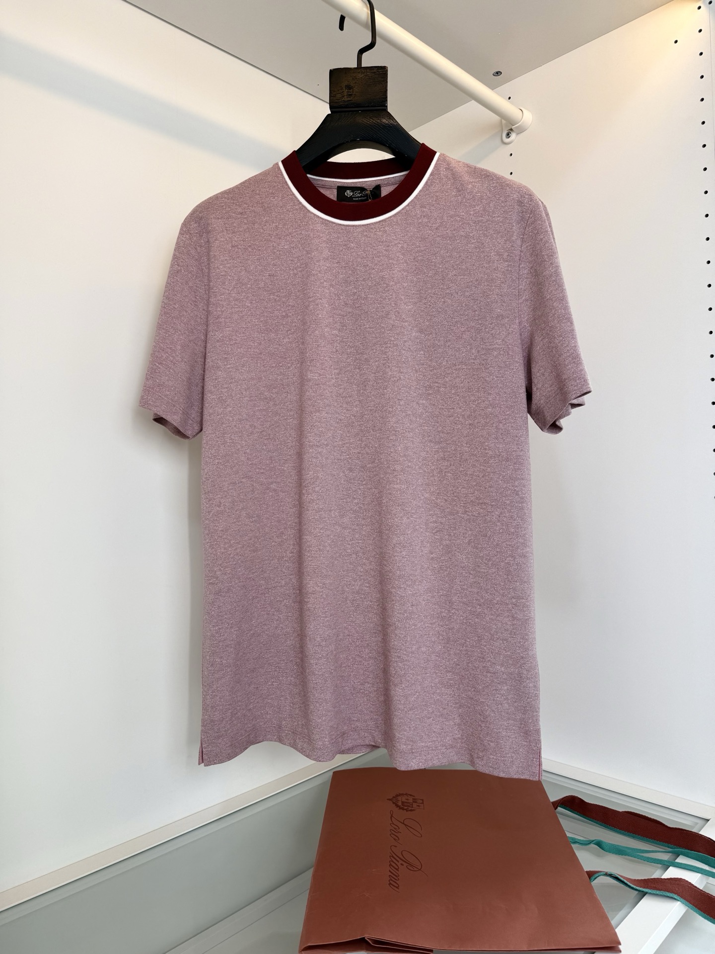 NO:783232,Lo*ro P*nano u Pianya 2026 Summer Sciabecco men's round neck short-sleeved T-shirt, classic style, stacked design without LOGO, ribbed collar, embellished with contrasting trim, adding a unique finishing touch. The upper body is very bright, Italian-style tailoring, fitted chest, slightly loose feeling at the lower body, very friendly to the body shape, crisp and stylish to wear, the fabric is made of cotton blended material, comfortable, breathable and has a good sense of stiffness. Color  Mix-3XL, try on 172-148, L size is suitable, men's clothing, T-shirt, tees, t-shirt,19860909Lo*ro Pi*na诺 u翩雅 2026夏季 Sciabecco 男士圆领短袖T恤 经典款式 无LOGO的堆砌设计 以罗纹衣领,点缀撞色饰边,增添别致的点睛之笔.上身很有亮点 意式得剪裁 胸口合体 衣下身略微宽松感 对身型很友好 穿着挺括有型 面料采用棉混纺的材质 舒适 透气的同时又有很好的挺括感 颜色 混-3XL 试穿172-148穿L码合适,男装,T-shirt,tees，t-shirt,,Women's clothing