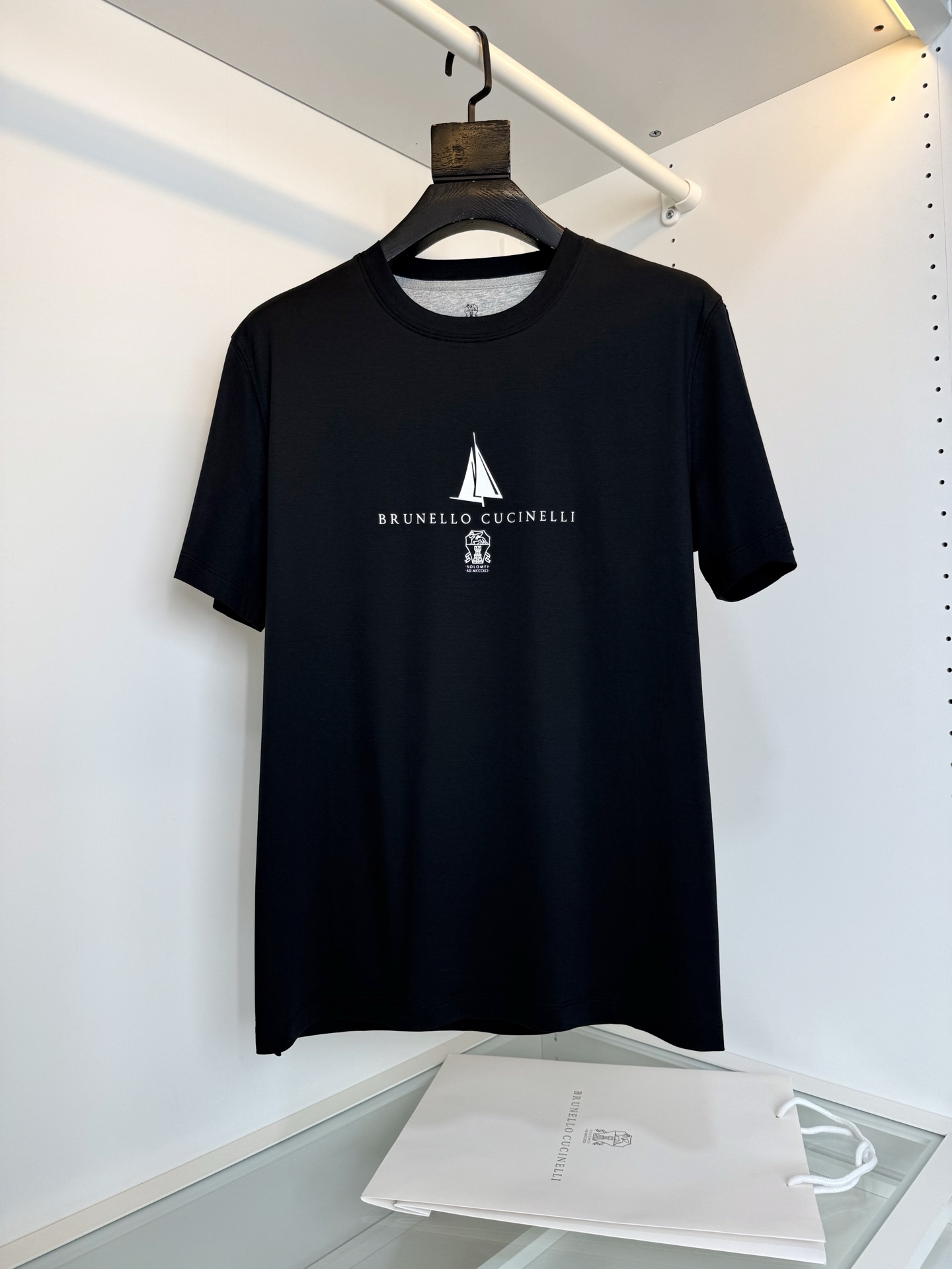 NO:783249,Bru**llo Cuci**lli 2026 spring and summer cabinets are on sale Leisure line's classic nautical sailing series BC letter printing combined with JClass Yacht sailing boat logo mercerized cotton round neck T-shirt JClass Yacht sailing boat logo letter themed printing design, Mediterranean sailing inspiration, with the classic J-class sailing boat as the core totem, focusing on low-key luxury nautical style. Fitted tailoring. The fabric is made of mercerized cotton. The surface has a warm luster. The upper body is comfortable, skin-friendly and breathable.  It also has a good stiff shape. Full product photo order. Color Black Blue White Size M-319860909Bru**llo Cuci**lli 2026春夏 柜在售 Leisure线的 经典款航海帆船系列 BC字母印花结合JClass Yacht帆船标志款丝光棉圆领T恤衫 JClass Yacht帆船标志字母主题印花设计,地中海航海灵感,以经典J级帆船为核心图腾,主打低调奢华的航海风 合体的剪裁 面料采用丝光棉的材质 表面有着温润的光泽感 上身 舒适 亲肤 透气 又有很好的挺括型 全品相订单 颜色 黑色 蓝色 白色码数M-3XL 试穿172-148穿L修身感,男装,tees，t-shirt,,Women's clothing