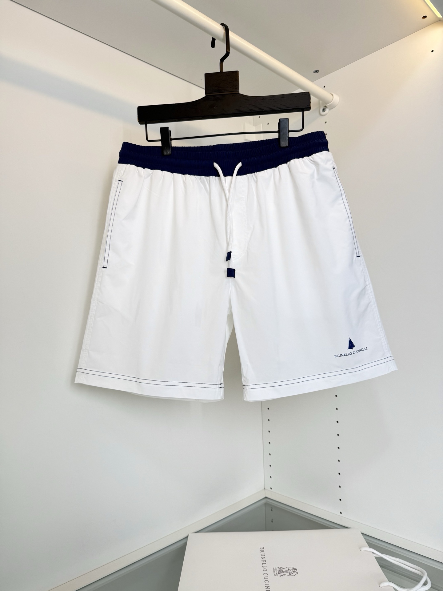 NO:783261,Bru**llo Cuci**lli Leisure line's classic nautical sailing series is a must-have for beach travel. Casual shorts and beach pants. Contrast color waist and logo letter embellishment. The upper body is very bright. Elastic waist. Pockets on both sides and logo letter embellishment. The hardware and accessories are all in good condition. The fabric is made of technological polyester fiber. The surface is smooth. The upper body is dry and stylish. It is packed in a portable gift bag. Convenient and practical. The whole product is the same as the single item!  Color blue white Size M-3XL Try on 172-148 Waist size 2 feet 5 wear L suitable, men's clothing, shorts,19860909Bru**llo Cuci**lli Leisure线的 经典款航海帆船系列沙滩旅游必备 休闲短裤沙滩裤 撞色腰结合标志字母点缀 上身很有亮点 松紧腰 两侧插袋裤脚标志字母点缀 五金辅料全品相,面料科技聚酯纤维料,表面平整,上身干爽有型,便携式礼袋装 方便实用 全品相订单品！颜色 蓝色 白色 码数M-3XL 试穿172-148腰围2尺5穿L合适,男装,shorts,,Women's clothing