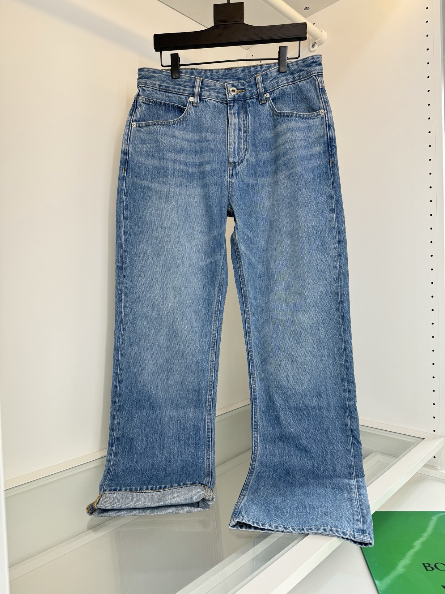 NO:783234,Bot*ega Veneta (Bao*jia) 2026 summer loose straight men's classic five-pocket jeans!  Classic five-bag style. Braided leather brand embellished design. The upper body is fashionable and full of accent. Loose and straight cut. Exquisite hardware accessories. Natural and environmentally friendly washed blue. The color is just right. The upper body is very tasteful. The fabric is made of denim. The upper body is comfortable and skin-friendly. It has no sense of restraint and has a good stiff shape at the same time. Color Picture color Code number 30-38 No 35  Try on size 172-148, size 32 is suitable, Bottega Veneta-clothing,bottega veneta,jeans,19860909Bot*ega Veneta（葆*家） 2026夏季 宽松直筒 男士经典五袋款牛仔裤！经典五袋款 编织皮牌点缀设计 上身时尚而腔调感十足 宽松直筒的剪裁 精致的五金辅料 天然环保的水洗蓝 色度把握刚好 上身很有味道 面料采用牛仔料 上身 舒适 亲肤 毫无束缚感的同时 又有很好的挺括型感 颜色 图片色 码数30-38 无35 试穿172-148穿32码合适,葆蝶家-服装,bottega veneta,jeans,,Women's clothing