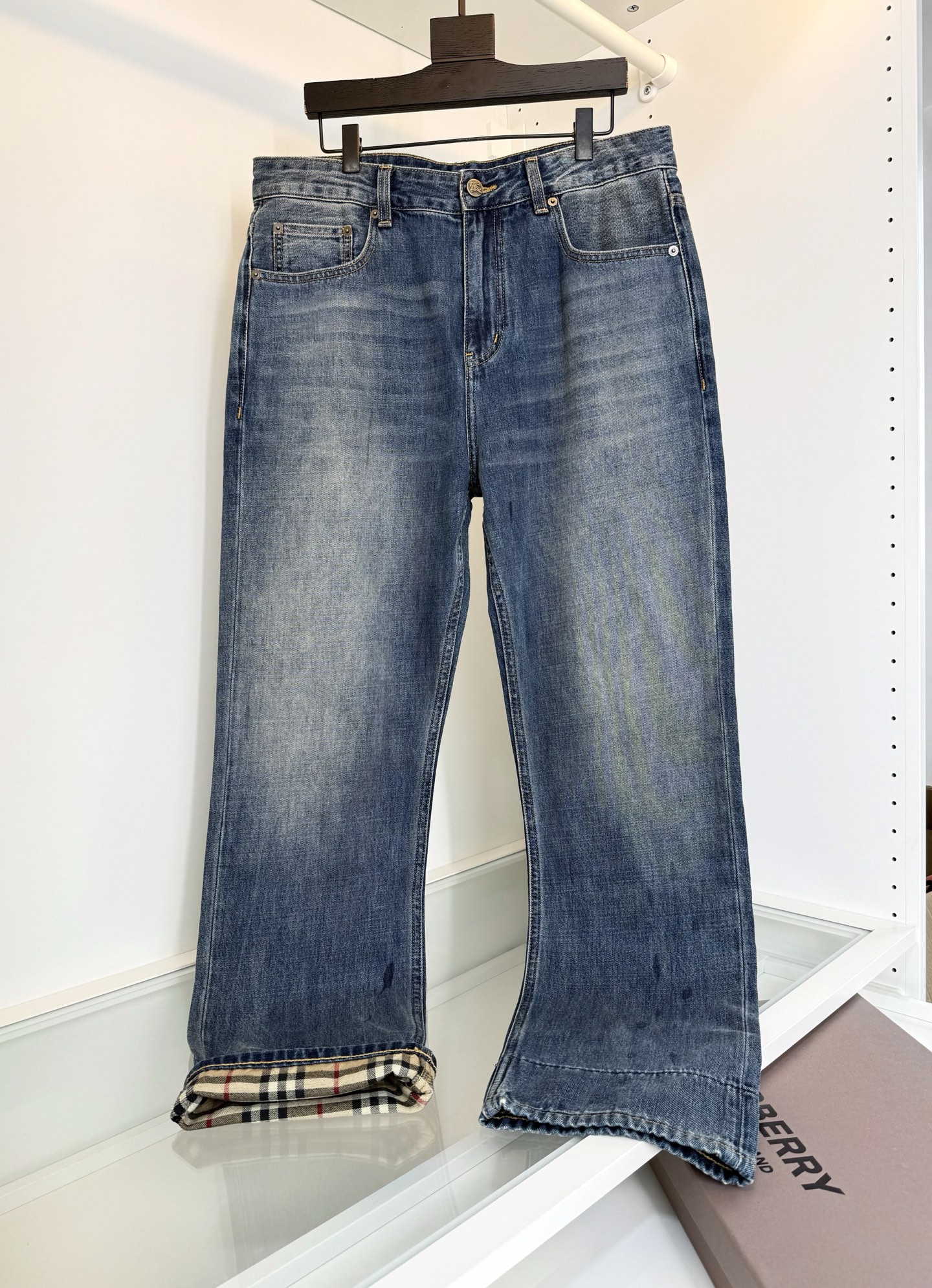 NO:783226,Bur Bar*li 2026 Summer Thin BT Embroidered Hemming Men's Jeans!  A must-have item for those who like jeans. Classic five-pocket style. Natural and eco-friendly blue wash. Good sense of size. Fashionable and versatile. The upper body has a sense of accent. The same details are processed to highlight the texture of the details. It is the right thing to wear when you go out and don’t know what to wear. The back pocket logo BT color embroidery combined with leather brand embellishment is very bright. The classic plaid design inside the trousers. Hemming can highlight the highlights. Recommended for quality control. All hardware. YKK zippers imported from Japan. The fabric is made of 98 cotton and 2 spandex. The upper body is comfortable.  Slightly elastic, skin-friendly, breathable, crisp and stylish upper body, full product order, highly recommended color, picture color, code number 30-38 (35 available), try on 172-148, 32 is suitable, Burberry-clothing, burberry, jeans,19860909Bur巴*莉2026夏季薄款 BT刺绣卷边穿男士牛仔裤！喜欢牛仔裤的必入单品 经典五袋款式 天然环保的蓝色水洗 尺度把握很好 时尚百搭 上身很有腔调感 同细节处理 又能凸显细节质感 出门不知道穿什么 穿它准没错,后口袋标志BT彩绣结合皮牌点缀 很有亮点 裤脚内里经典格纹设计 卷边穿更能凸显亮点 品质控推荐 全品相五金 日本进口YKK拉链 面料采用98棉 2氨纶 上身舒适 微弹力 亲肤 透气 上身挺括有型 全品相订单 强烈推荐的一款 颜色 图片色 码数30-38 (有35）试穿172-148穿32合适,博柏利-服装,burberry,jeans,,Women's clothing