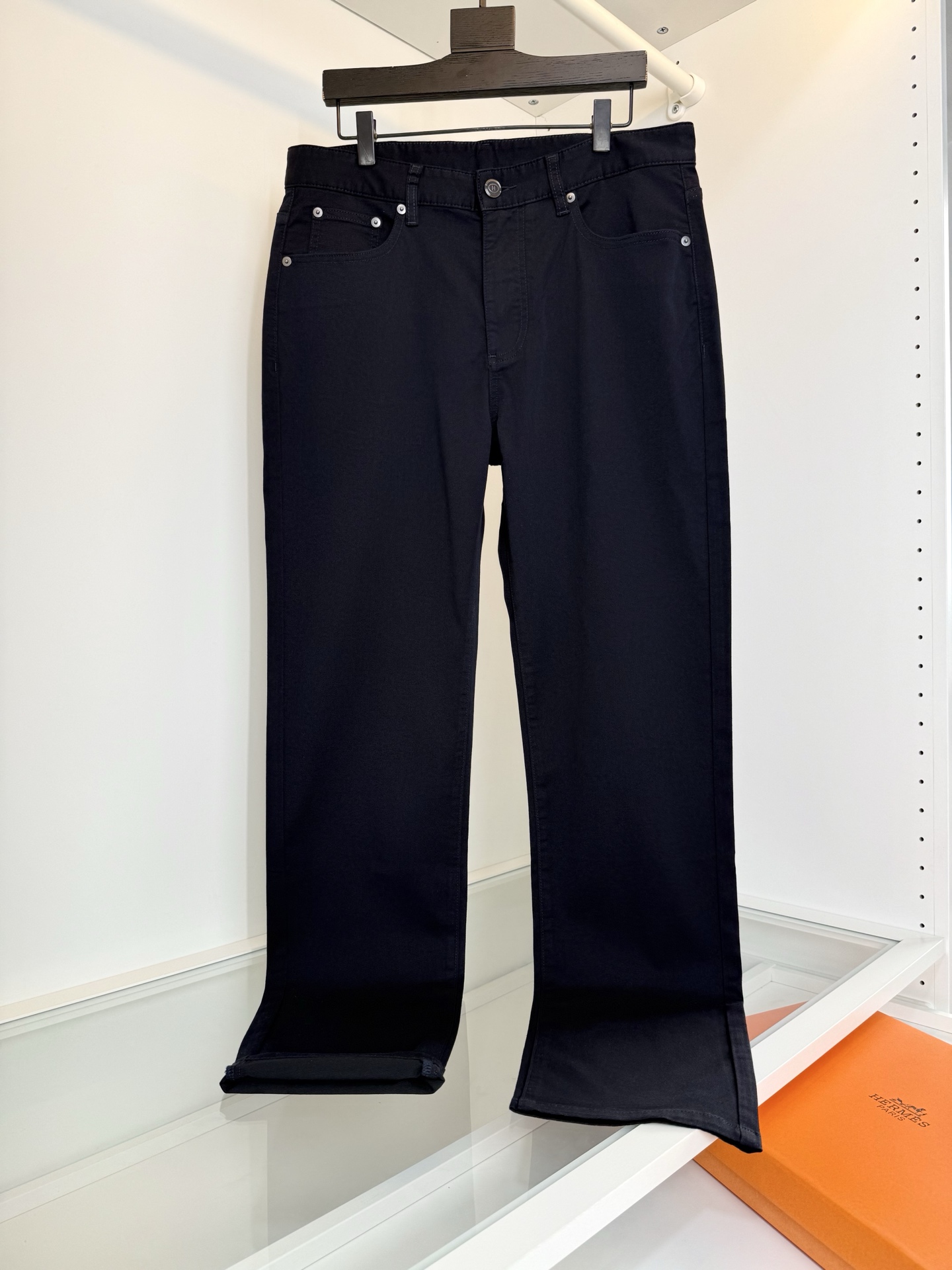 NO:783218,He*mès Prorsum series for business commuting. High-density custom-woven casual five-pocket trousers, classic five-pocket trousers. As a Prorsum series, the style is based on fashion trousers. It is more youthful than traditional five-pocket trousers and has a well-fitting cut. It can be matched well with business and leisure. The fabric is made of customer-supplied high-density custom woven texture. The fabric is stiff and sinewy. It is comfortable and breathable at the same time. The upper body is stiff and stylish. Color  Black, dark blue, size 30-38, size 35, try on size 172-148, size 32 is suitable, Hermès-clothing, hermes,19860909爱*仕(He*mès) Prorsum系列 商务通勤 高密定织休闲五袋裤,经典的五袋裤,作为Prorsum这一系,在版型上走时装裤的基调,比传统五袋裤更年轻态,合体的剪裁 平时商务休闲 都能很好搭配 面料采用客供的高密定织质地,面料挺括有筋骨,舒适透气的同时 上身挺括有型 颜色 黑色,深藏蓝,尺码30-38有35 试穿172-148穿32码合适,爱马仕-服装,hermes,,Women's clothing