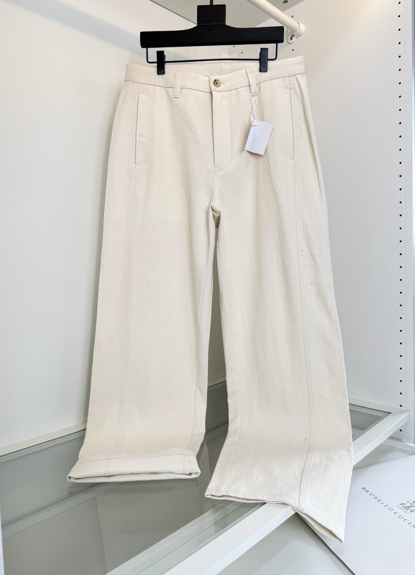NO:783202,Bru**llo Cuci**lli 2026 spring and summer new style (slightly loose straight version) quality control recommendation!  Cotton and linen blended straight-leg original color jeans are recommended for your own use. Those who like straight-leg styles highly recommend this one. There is no LOGO stacking. Good fabrics and patterns can be felt on the upper body. Retro, fashionable, relaxed and elegant. The current popular three-dimensional wide straight cut neatly modifies the leg shape. It can elongate the proportion easily and easily wear the loose feeling of old money. Hardware accessories logo LOGO letter buckle. Custom-made fabrics are rare on the market.  Cotton and linen blended denim material is a high-density blend of 70% cotton and 30% hemp. It has been processed through multiple Italian processes to restore the original texture of natural fibers. Fabric features: Moisture wicking and no stuffy feeling. Comes with sun protection properties. The fabric is flexible and stiff and easy to take care of. The pants are made with slight cat scratches. Natural and casual, breaking the monotony of solid colors. Color: Original off-white  Size 30-38 (35 available), try on 172-148, wear 32, suitable, men's clothing, jeans,19860909Bru**llo Cuci**lli 2026春夏新款（微宽松直筒版型） 品质控推荐！棉麻混纺直筒原胚色牛仔裤自留推荐,喜欢直筒版型的强烈推荐这款 没有LOGO的堆砌 好的面料与版型上身就能体会 复古 时尚 松弛 且 腔调感 当下的流行的立体阔型直筒剪裁 利落修饰腿型 能很好的拉长比例 轻松穿出老钱的松弛感 五金辅料标志LOGO字母扣 客供订织的面料 市面绝不多见 棉麻混纺牛仔料 成分是70棉 与30汉麻高密混纺 经过多道意式工艺处理 还原天然纤维本返璞归真的质感 面料特点 吸湿排汗无闷湿感 自带防晒属性 面料柔韧挺括 好打理 裤身做了轻微猫抓痕工艺 自然随性 打破纯色的单调感 颜色 原配米白色 码数30-38（有35）试穿172-148穿32合适,男装,jeans,,Women's clothing