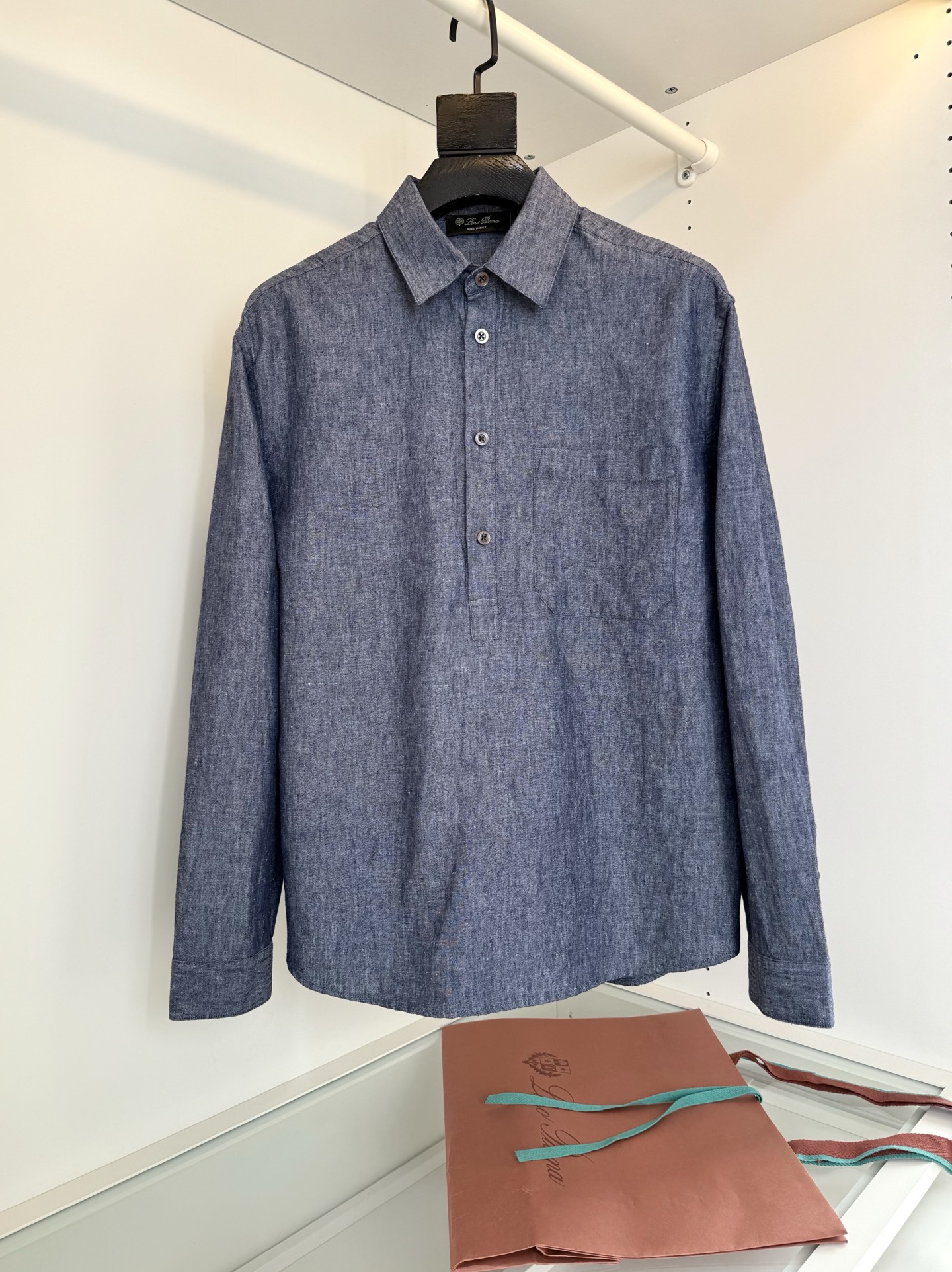 NO:785817,Bru**llo Cuci**lli2026 spring and summer!  Linen loose casual shirt, lapel half-breasted design, casual relaxation, casual and lazy, daily commuting, outings, light vacations, etc. One-sided pocket on the chest, unobtrusive, adds a sense of layering to the clothes. Shirt sleeves, sword head design, single pleat design on the back, natural drape to form soft folds, retaining a neat silhouette, leaving room for movement, taking into account both stiffness and comfort, slightly loose tailoring. Fabric composition: 47.4 hemp, 37.7 cotton  14.9 linen, natural linen, does not easily produce odor when worn and remains dry after sweating. The addition of cotton fiber improves the soft and skin-friendly feel. It is delicate and moisture-absorbing, warm, moist and breathable. It perfectly neutralizes the rough feeling of linen and makes it comfortable to wear next to the body. Color: Denim blue, khaki, code number M-3XL, try on 172-148, wear size L for loose feeling, men's clothing, shirts,19860909Bru**llo Cuci**lli2026春夏！亚麻宽松休闲衬衫 翻领半开襟的设计 随性的松弛感 休闲慵懒 平时通勤 出街 轻度假等全场景 胸口单边口袋 不张扬 为衣服添加层次感 衬衫袖 宝剑头设计 后背采用单褶设计 自然 垂坠形成柔和褶皱 保留了利落的轮廓 活动流出余量 兼顾挺括与舒适 微宽松的剪裁 面料成分47.4汉麻 37.7棉 14.9亚麻 ,天然亚麻 穿着不易产生异味 出汗后依然干爽 棉纤维的加入 提升的软糯亲肤感 细腻吸湿温润透气 完美中和了麻的粗糙感 让贴身穿着舒适自在 颜色 牛仔蓝 卡其色码数M-3XL 试穿172-148穿L码宽松感,男装,shirts,,Women's clothing