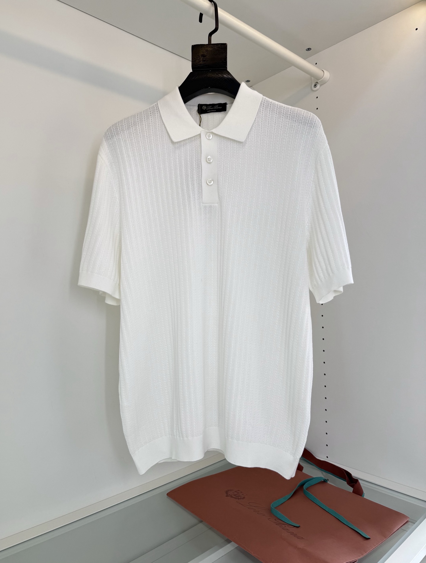 NO:785824,Lo*ro Pi*na Nuo u Pianya 2026 spring and summer Italian old money Quality control recommendation Random comparison in shopping malls Classic business commuter lapel knitted POLO shirt Minimalist design No LOGO stacking The overall design is presented with wheat texture knitting technology, giving people an expensive texture at first glance The yarn is precision woven with multiple strands, the texture is clear, three-dimensional and full, the upper body is easy to wear with style, slightly loose tailoring, the upper body is tall and energetic, the classic and versatile POLO collar  Flat machine collar Thick and full, not easy to deform after long-term washing, flat fabric surface, not soft, naturally slightly wide neckline, relaxed and moderately modify the neck line, adding a smart and youthful atmosphere. Natural letter buttons. The fabric is made of long-staple cotton in the core area. The yarn color is uniform and moist, without fine and uneven defects. It is a high-quality long-staple cotton. It is also a yarn used every year by major first-line companies. Recommend this one if you have extremely high quality requirements. Color: Magnetic Black, Pear Blossom White, Size M-3XL  Try on 172-148, L size is suitable, men's clothing,19860909Lo*ro Pi*na诺 u翩雅 2026春夏 意式老钱 品质控推荐 商场随意对比 经典商务通勤翻领针织POLO衫 极简的设计 没有LOGO堆砌 以麦穗肌理针织工艺呈现整体的设计 给人一眼贵的质感 纱线采用多股合并精密织造 纹理清晰 立体饱满 上身轻松穿出格调 略微宽松剪裁 上身挺拔显精神 经典百搭的POLO领 扁机领 厚实饱满 久洗不易变形 织面平整 不软榻 领口自然微张幅宽 松弛 有度修饰颈部线条 添加灵动年轻气息 天然字母扣 面料采用核心区域的长绒棉 纱线色泽均匀温润 没有细而不均杂乱瑕疵 属于长绒棉的精品 也是各大一线每年都用的纱线 对品质有极高要求推荐这款 颜色 磁黑色 梨花白码数M-3XL 试穿172-148穿L码合适,男装,,Women's clothing