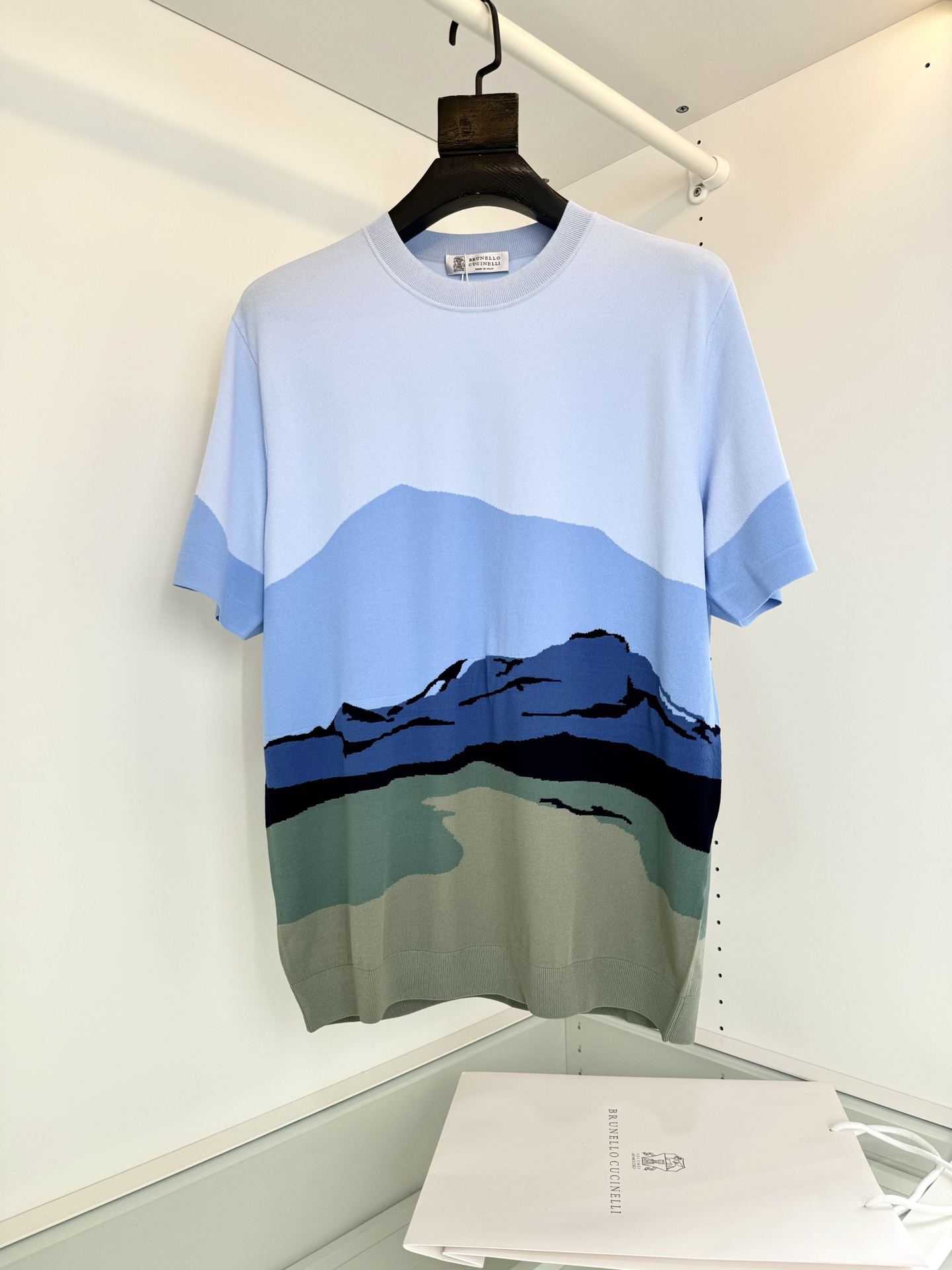 NO:785831,Bru**llo Cuci**lli Recommended by old-money and upstarts, Japanese special order, mountain and wild artistic conception, theme design, 16-needle flat knitting machine, cool round neck, short-sleeved knitted T-shirt, imported from Japan (Aichi Prefecture Group) The yarn produced by his family is highly favored by first-line luxury goods. Two yarns with different functions are reshaped with molecular-level technology to perfectly blend the yarn. It has a sense of ice. You can feel the body temperature difference on your upper body. The fabric is not easy to loosen and deform after long-term wear. It has good resilience.  It fits the body curve and resists sweat odor and bacteria for a long time. The process is completed by 16-needle ultra-high-density knitting process. It is completed by the precision knitting system of German Stoll intelligent flat knitting machine. It is also a subversive work of modern textile technology (time-consuming and labor-intensive. Each inch of fabric can knit 500 stitches, 3 times that of ordinary T-shirts). The artistic conception of the mountains and wilds presents a natural artistic conception. The graphics are integrated with the clothes. The upper body has a high-end feel. All products are in order. Recommended for those who have extremely high quality requirements. Color  Melbourne blue size M-3XL, try on 172-148, L size is suitable, men's clothing, T-shirt, tees, t-shirt,19860909Bru**llo Cuci**lli 老钱新贵们推荐 日本特订 山野の意境 主题设计16针横机冰凉圆领短袖针织T恤 日本进口（爱知县集团 他家出品的纱线备受一线奢侈品青睐 以两种不同功能的纱线以分子级的工艺重塑完美融合纱线） 自带冰感 上身就能感受到体感温差 面料还有久穿不易松垮变形 很好的回弹力 贴合身型曲线 长效抵御汗味与细菌 工艺采用16针超高密针织工艺完成 采用德国斯托尔 Stoll智能横编机的精密编织系统完成 也是现代纺织工艺的颠覆之作（耗时耗力 每一寸布料能织出500个针脚 是普通T恤的3倍）山野の意境 呈现自然的意境 图型与衣服融为一体 上身很有高级感 全品相订单 对品质有极高要求的推荐 颜色 墨尔本蓝 码数M-3XL 试穿172-148穿L码合适,男装,T-shirt,tees，t-shirt,,Women's clothing