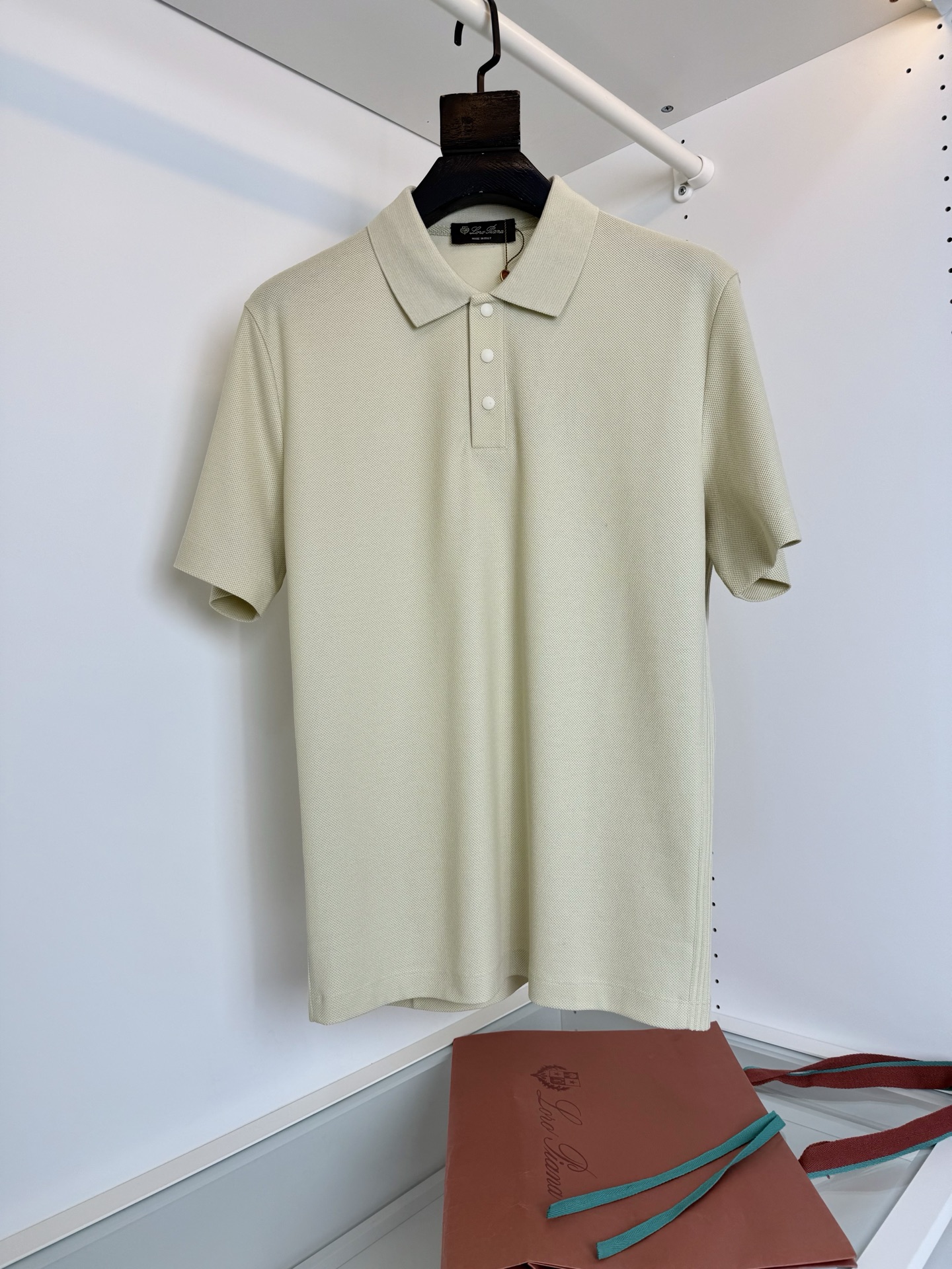 NO:785835,Lo*ro P*na Nuo Pianya 2026 spring and summer classic hot style!  Recommended for quality control No sense of restraint Side seam splicing design Classic lapel SUPIMA Pima cotton POLO shirt Leisure sports Golf playing No sense of restraint during moderate exercise The neckline adopts 7CM collar The same type of lapel The upper body looks more youthful Rib splicing on both sides of the body forms a three-dimensional sense of space, slimmer, comfortable and more layered Look at the fabric Select high-quality SUPIMA Pima cotton to make the color beautiful and show quality and texture  The surface of the fabric has a three-dimensional texture. It has distinct layers. It is tight and strong. It feels soft but has bones. It is not easy to deform after being worn for a long time. Color: Navy blue, ivory white, pine leaf green, light pink, lemon green, dark brown. Size: M-3XL. Try on 172-148, L size is suitable, men's clothing.19860909Lo*ro Pi*na诺 u翩雅 2026春夏 经典爆款 ！品质控推荐 毫无束缚感 侧缝拼接设计 经典翻领SUPIMA 匹马棉POLO衫 休闲运动 打高尔夫 适量运动时毫无束缚感 领口采用7CM领款 同类型的翻领 上身更显年轻感 衣身两侧 罗纹拼接 形成立体空间感 显瘦 舒适 也更有层次感 看面料 甄选优质SUPIMA 匹马棉 让色彩靓丽而显品质 质感 面料表面有立体的肌理感 层次分明 紧密结实 手感柔软中有筋骨 久穿不易变形特点 颜色 藏青色 象牙白 松叶绿 浅粉红 柠檬绿 深咖色 码数M-3XL 试穿172-148穿L码合适,男装,,Women's clothing