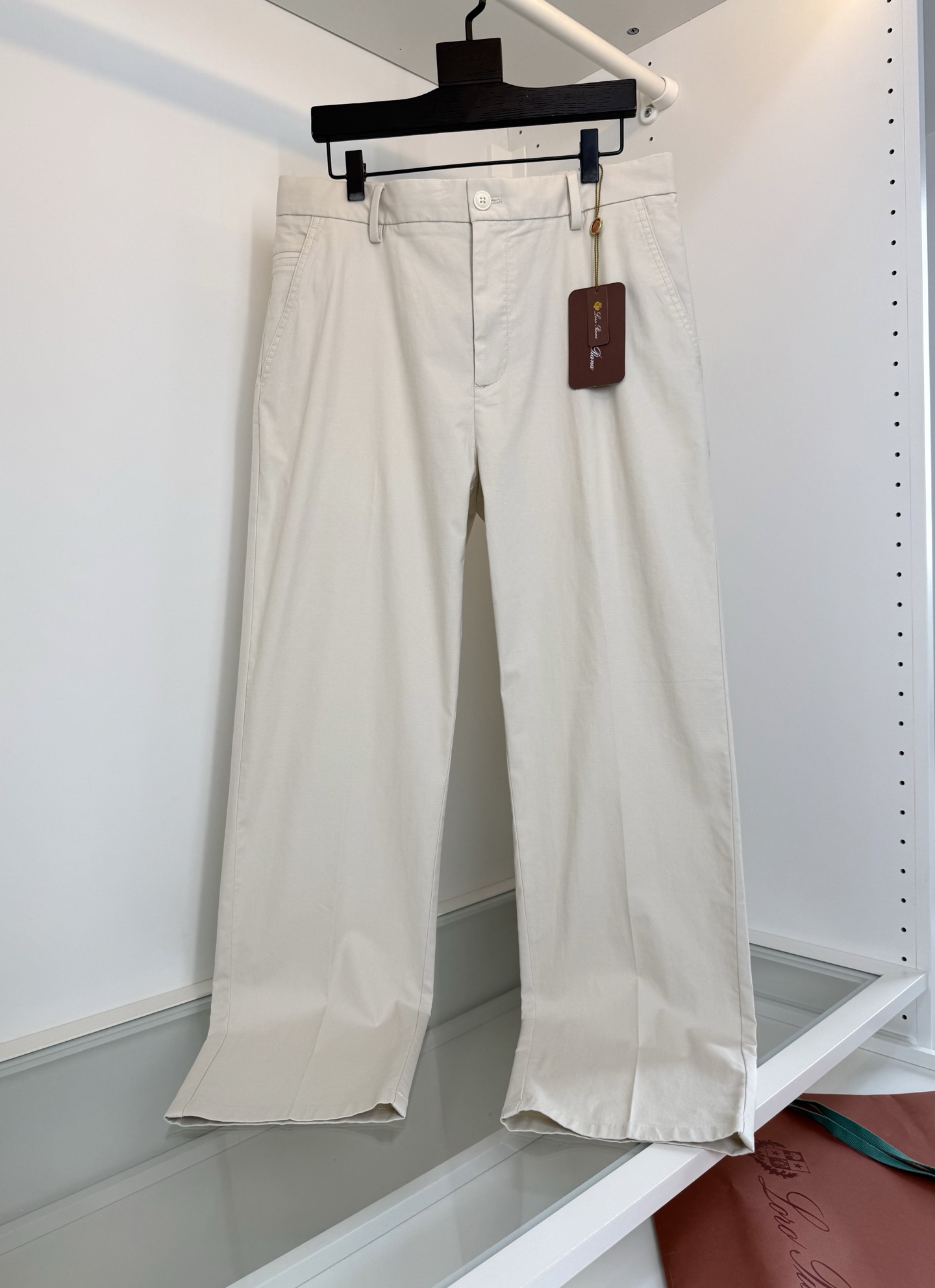 NO:786182,Lo*ro P*na Nuo Pianya 2026 spring and summer classic hot style!  Recommended for old money and new money who have extremely high requirements for quality!  Random comparison in shopping malls. Produced by first-line OEM. Classic casual commuting casual pants that are must-haves in the wardrobe. No LOGO stacking design. Presented with fabric pattern and details. It is also a classic style for daily commuting. Daily commuting, leisure, vacation. Comfortable and easy to match. Just the right fit and tailoring. Does not adjust the body shape. Perfectly modifies the leg shape. Neat and not procrastinating. Look at the waist. Post-elastic elastic design fits the waist curve. Not tight. Comfortable for long periods of sitting.  It also ensures that it does not fall down and is not bloated. The upper body can easily match Italian relaxation and high-end feel. Accessories are made from YKK zippers and letter buckles imported from Japan. The fabric is supplied by first-line brands. Ingredients: 96.4 long-staple cotton and 3.6 spandex. The long-staple cotton fiber is far superior to ordinary cotton. The fiber is smooth and soft and waxy like clouds. It is cool and not stuffy to wear in spring and summer. The fiber has a long dyeing effect and presents a glossy texture. The same cotton material can give people an expensive texture at first glance.  The weaving adopts precision twill weaving technology. The warp and weft yarns are interwoven diagonally to form a clear and layered texture. It has its own visual texture. Full product order. Highly recommended for spring and summer. Color: Beige. Khaki green. Size: 30-38. 35. Try on: 172-148. Waist size: 2 feet 5, 32 is suitable. Men's clothing.19860909Lo*ro Pi*na诺 u翩雅 2026春夏 经典爆款！老钱新贵对品质有极高要求推荐！商场随意对比 一线代工出品 衣橱必备经典款休闲通勤休闲裤 没有LOGO堆砌设计 以面料版型 细节来呈现 也是日常通勤的经典款式 平时通勤 休闲 度假 舒适 易搭配 恰到好处的合体剪裁 不调身型 完美修饰腿型 利落不拖沓 看腰部 后置弹力松紧设计 贴合腰部曲线 不紧绷 久坐能自在舒适 又能保证不利落不臃肿 上身轻松搭配意式松弛感与高级感 辅料采用 日本进口YKK拉链 字母扣 面料采用 一线品牌客供料 成分 96.4长绒棉 3.6氨纶 长绒棉纤维远超普通棉 纤维顺滑 触感如云朵般的软糯 春夏穿着清凉不闷 纤维长染色效果 呈现光泽质感 同样棉材质 他却能给人一眼贵的质感 织造采用精密斜纹织造工艺 经纬纱线以斜向交织 形成清晰富有层次纹理感 自带视觉肌理 全品相订单 春夏强烈推荐的一款 颜色 米灰色 卡其绿 码数30-38 有35 试穿172-148腰围2尺5穿32合适,男装,,Women's clothing