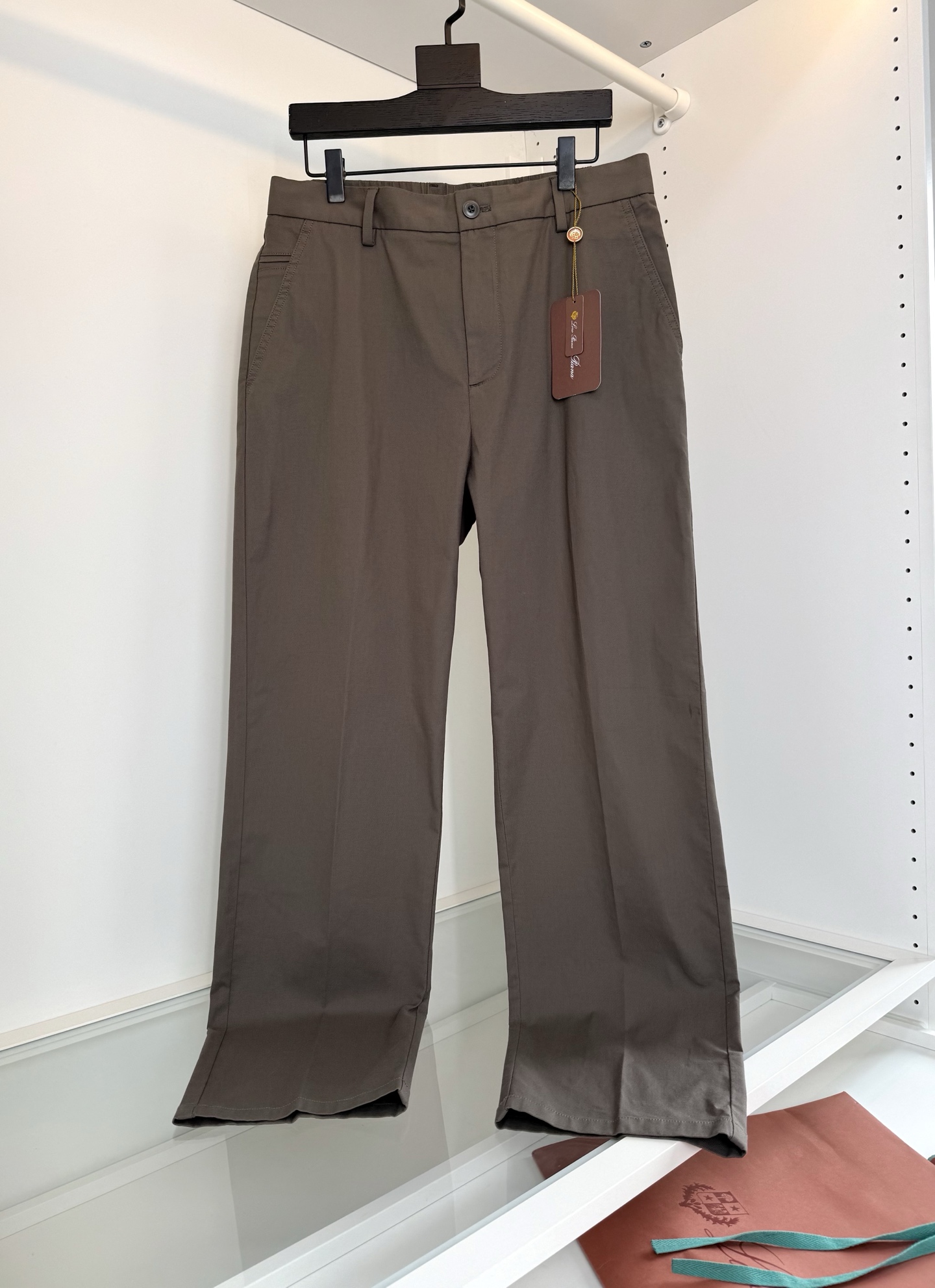 NO:786177,Lo*ro P*na Nuo Pianya 2026 spring and summer classic hot style!  Recommended for old money and new money who have extremely high requirements for quality!  Random comparison in shopping malls. Produced by first-line OEM. Classic casual commuting casual pants that are must-haves in the wardrobe. No LOGO stacking design. Presented with fabric pattern and details. It is also a classic style for daily commuting. Daily commuting, leisure, vacation. Comfortable and easy to match. Just the right fit and tailoring. Does not adjust the body shape. Perfectly modifies the leg shape. Neat and not procrastinating. Look at the waist. Post-elastic elastic design fits the waist curve. Not tight. Comfortable for long periods of sitting.  It also ensures that it does not fall down and is not bloated. The upper body can easily match Italian relaxation and high-end feel. Accessories are made from YKK zippers and letter buckles imported from Japan. The fabric is supplied by first-line brands. Ingredients: 96.4 long-staple cotton and 3.6 spandex. The long-staple cotton fiber is far superior to ordinary cotton. The fiber is smooth and soft and waxy like clouds. It is cool and not stuffy to wear in spring and summer. The fiber has a long dyeing effect and presents a glossy texture. The same cotton material can give people an expensive texture at first glance.  The weaving adopts precision twill weaving technology. The warp and weft yarns are interwoven diagonally to form a clear and layered texture. It has its own visual texture. Full product order. Highly recommended for spring and summer. Color: Beige. Khaki green. Size: 30-38. 35. Try on: 172-148. Waist size: 2 feet 5, 32 is suitable. Men's clothing.19860909Lo*ro Pi*na诺 u翩雅 2026春夏 经典爆款！老钱新贵对品质有极高要求推荐！商场随意对比 一线代工出品 衣橱必备经典款休闲通勤休闲裤 没有LOGO堆砌设计 以面料版型 细节来呈现 也是日常通勤的经典款式 平时通勤 休闲 度假 舒适 易搭配 恰到好处的合体剪裁 不调身型 完美修饰腿型 利落不拖沓 看腰部 后置弹力松紧设计 贴合腰部曲线 不紧绷 久坐能自在舒适 又能保证不利落不臃肿 上身轻松搭配意式松弛感与高级感 辅料采用 日本进口YKK拉链 字母扣 面料采用 一线品牌客供料 成分 96.4长绒棉 3.6氨纶 长绒棉纤维远超普通棉 纤维顺滑 触感如云朵般的软糯 春夏穿着清凉不闷 纤维长染色效果 呈现光泽质感 同样棉材质 他却能给人一眼贵的质感 织造采用精密斜纹织造工艺 经纬纱线以斜向交织 形成清晰富有层次纹理感 自带视觉肌理 全品相订单 春夏强烈推荐的一款 颜色 米灰色 卡其绿 码数30-38 有35 试穿172-148腰围2尺5穿32合适,男装,,Women's clothing