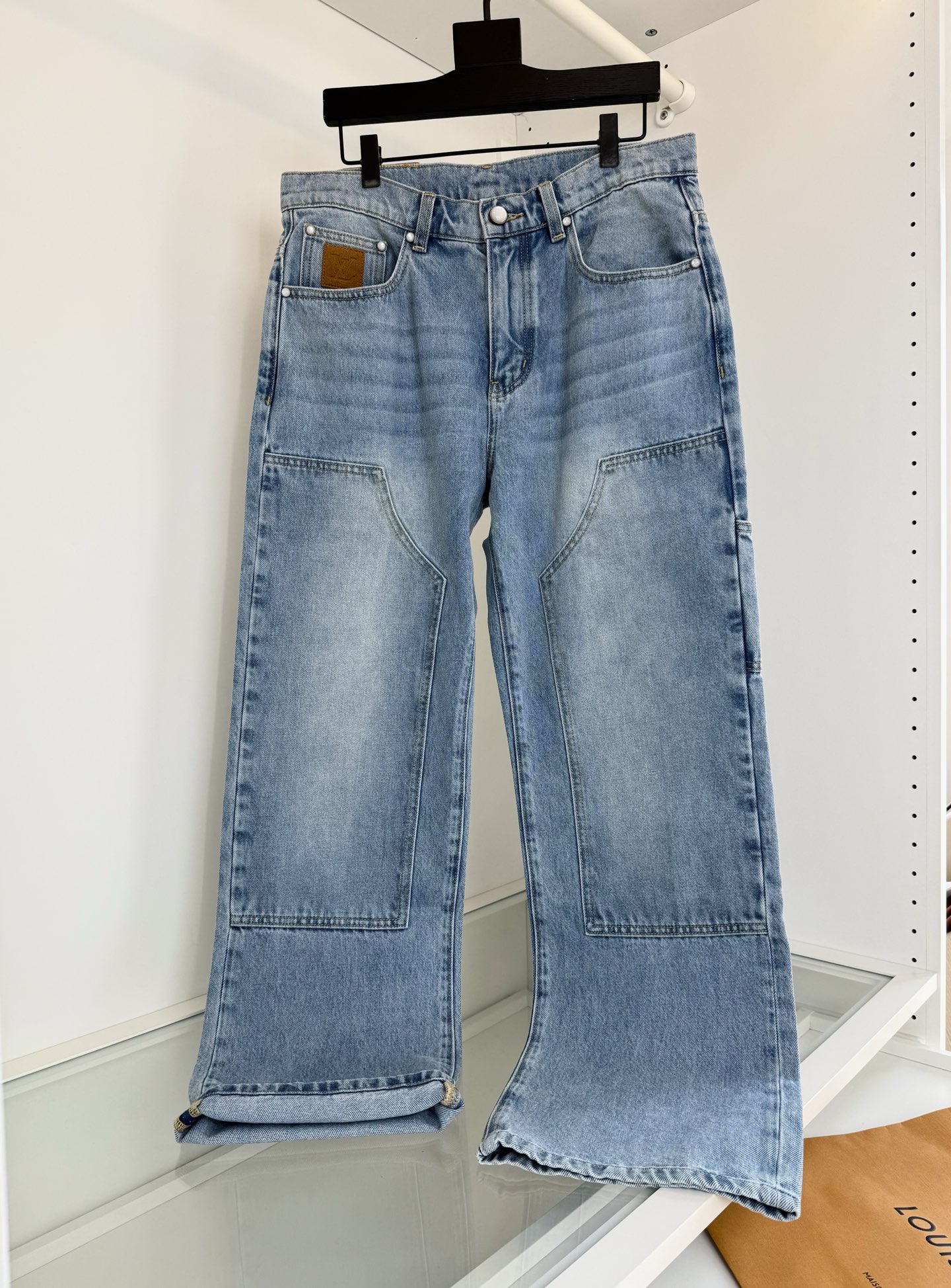 NO:817900,The highest version on the market, the girl will inspect the goods, trim the three marks on the threads, and ship the goods. You can post pictures and take videos. If you want quality or service, please add me on WeChat. We will not accept urgent orders. Louis*L*V cabinets are on sale!  Classic straight work jeans for men, among the high-end luxury work wear designs. It is also a highly recommended design by major brands. The design of work wear is infused with fashionable tailoring. The retro washed logo details are trendy, fashionable and very practical. Orders in full condition. LV lettering embroidered on the back pocket, nubuck leather logo patch and pearlescent buttons and rivets. Meticulous hardware details. Straight cut. Natural and environmentally friendly washed blue. Retro fashion.  The fabric is made of custom-made denim. The thickness of the four-season style is comfortable, breathable and has a good sense of stiffness. The color is blue. The code number is 30-38 (no 35). Try on 172-148. The waist is 2 feet 5 and 32 is suitable. Louis Vuitton-clothing, louis vuitton, louis vuitton, jeans,19860909市面最高版本小妹验货、修剪线头上三标、发货可发图及拍视频,要品质要服务的加我微信,不接急单. 路易*登L*V 柜在售！经典款 直筒工装牛仔裤男 跻身高奢工装设计 也是各大品牌都备受推崇的设计 工装的设计 注入了时尚的剪裁 已经复古的水洗 标志的细节 潮流 时尚 而且实穿性很高 全品相的订单 后袋绣有 LV 字样,正绒面革标识贴饰与珠光纽扣及铆钉, 五金细节一丝不苟 直筒的剪裁 ,天然环保的水洗蓝 复古时尚 面料采用客供订织牛仔料 四季款的厚度 舒适 透气 又有很好的挺括感 颜色 蓝色码数30-38（无35）试穿172-148腰围2尺5 穿32合适,路易威登-服装,louis vuitton,louis vuitton,jeans,,Women's clothing