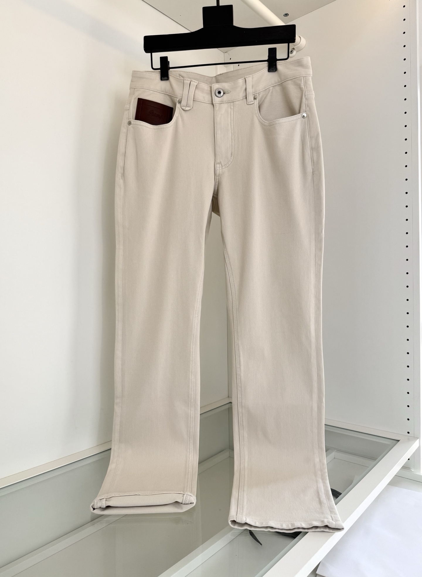 NO:820911,Brioni Brioni 2026 summer has an excellent wearing experience. Comfortable light-colored knitted jeans, business commuting series. Classic five-pocket style. Small pockets and classic leather tag embellishment on the back waist. Highlighting details. Fitted tailoring. Full hardware accessories. Light-colored khaki cotton texture, washed with natural colors. The fabric is made of knitted stretch denim fabric. The upper body is comfortable. It is breathable and has a good stiff texture without restraint. The upper body is comfortable and shows quality. Color Beige  Size 30-38, there are 35, try on 172-148, size 32 is suitable, women's clothing, jeans,19860909Brioni 布里奥尼 2026夏季 有着极好的穿着体验感 舒适浅色针织牛仔裤,商务通勤系列 经典的五袋款式 小口袋与后腰牌经典皮牌点缀 凸显细节亮点 合体的剪裁 全品相五金辅料 浅色系的卡其棉质地,水洗色彩自然 面料采用针织弹力牛仔面料 上身舒适 透气毫无束缚感的同时又有很好挺括质感 上身舒适显品质感 颜色 米色 尺码30-38 有35 试穿172-148穿32码合适,女装,jeans,,Women's clothing