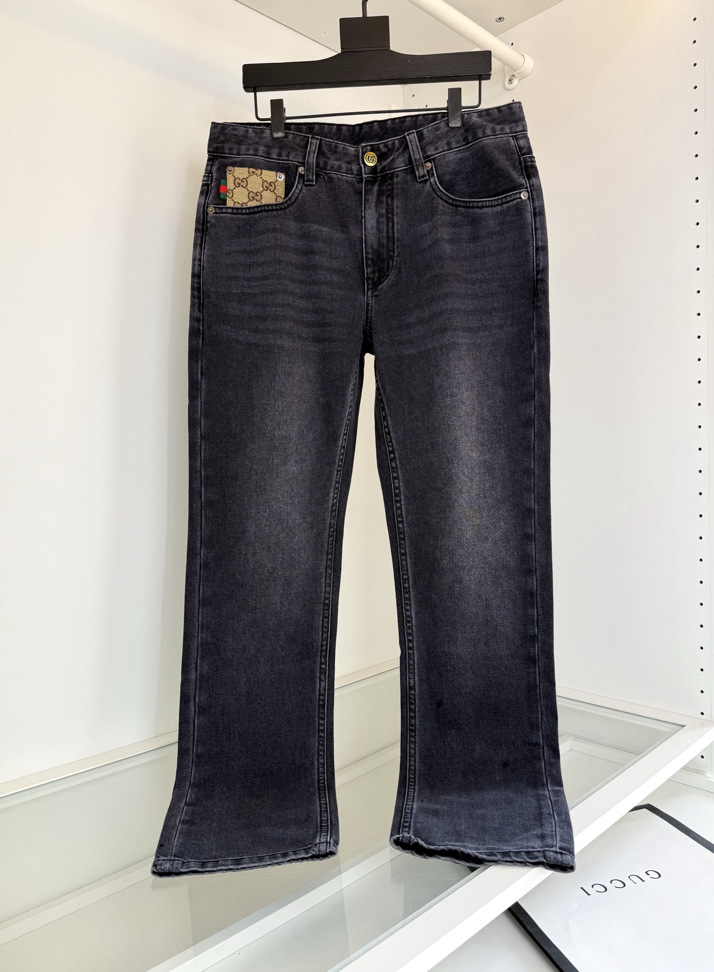 NO:820908,GUC*I Gucci 2026 Spring and Summer Thin Style Full Order!  Black and gray small straight classic men's small straight jeans. Natural and eco-friendly black and gray. Classic and versatile for spring and summer. Fitted tailoring. Full hardware accessories. Exquisite and highlighted texture. New theme embossing on the back pocket. Small pockets GG classic logo embellished fabric. Custom-made denim fabric. Stretchy. Spring and summer thin. The upper body is comfortable and not tight. Skin-friendly and breathable. Highly recommended if you like jeans. Color black gray 30-38 (35 available)  Try on 172-148, 32 is suitable, Gucci-clothing, gucci, gucci, jeans,19860909GUC*I古奇 2026春夏薄款 全品相订单！黑灰小直筒经典款男士小直筒牛仔裤 天然环保的黑灰色 经典百搭春夏易搭配 合体的剪裁 全品相五金辅料 精致而凸显质感 后口袋新主题压花 小口袋GG经典标志点缀面料客供订织牛仔面料 有弹力 春夏薄款 上身舒适不紧绷 亲肤而透气 喜欢牛仔裤强烈推荐 颜色黑灰 30-38（有35） 试穿172-148穿32合适,古驰-服装,gucci,gucci,jeans,,Women's clothing