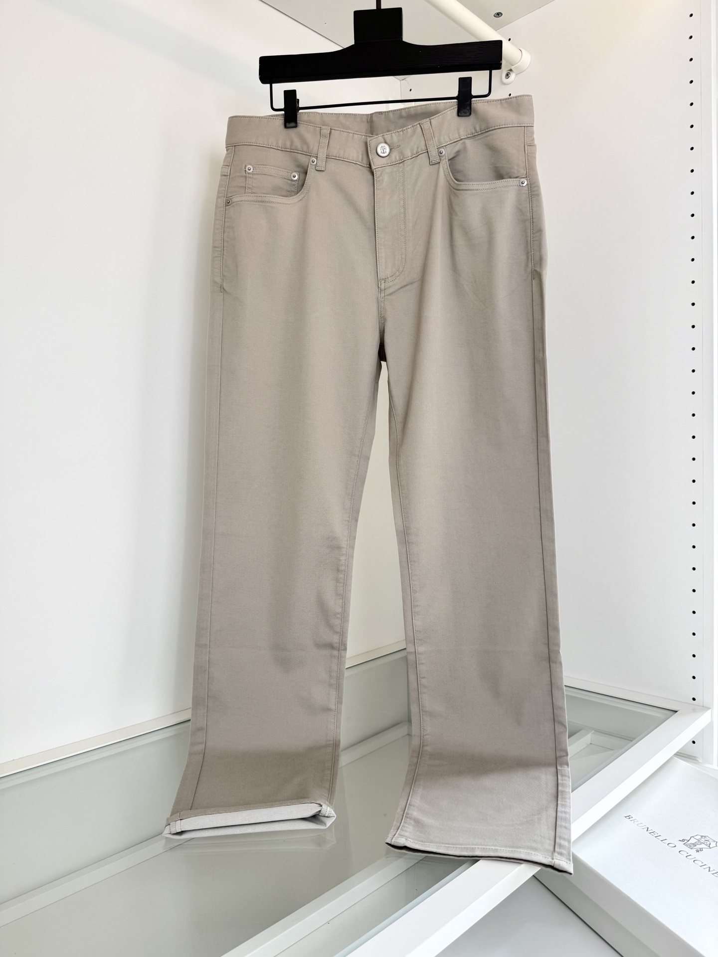 NO:820938,Bru**llo Cuci**lli2026 Summer Business Commuting High-density custom-woven mulberry silk Lycra casual five-pocket trousers, classic five-pocket trousers, the back pockets are embellished with leather tags on the waist. The hardware and accessories are all in good condition. The style is more youthful than traditional five-pocket trousers, and the fit is tailored. It can be used for daily business and casual wear. The fabric is made of customer-supplied high-density custom-woven mulberry silk Lycra fabric. The fabric is stiff and ribbed, comfortable and breathable at the same time.  The upper body is crisp and stylish. Color is black and khaki. Sizes are 30-38 and 35. Try on 172-148 and wear size 32. Men's clothing.19860909Bru**llo Cuci**lli2026夏季商务通勤 高密定织桑蚕丝莱卡休闲五袋裤,经典的五袋裤,后口袋结合腰部皮牌的点缀 五金辅料全品相 在版型上走时装裤的基调,比传统五袋裤更年轻态,合体的剪裁 平时商务休闲 都能很好搭配 面料采用客供的高密定织桑蚕丝莱卡面料 ,面料挺括有筋骨,舒适透气的同时 上身挺括有型 颜色 黑色 卡其色 尺码30-38有35 试穿172-148穿32码合适,男装,,Women's clothing