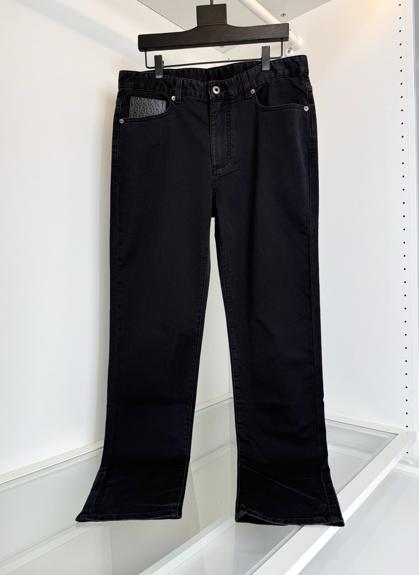 NO:820905,FL Ferragamo 2026 Summer Thin Business Commuting Men's Small Straight Jeans The classic style every year. Leather brand and logo embossed embellishment design. Minimalist style and tone, small straight cut. Customer-supplied fabrics, excellent tactile experience, unique stiffness, first-class tailoring, extremely smooth and perfect lines, impeccable details, color black  Size 30-38 (35 available) Try on 172-148, suitable for size 32, men's clothing, ferragamo, jeans,19860909FL菲拉格慕 2026夏季 薄款 商务通勤 男士小直筒牛仔裤 年年的经典款式 皮牌结合标志压花的点缀设计 极简风格与基调,小直筒的剪裁 客供面料,触感体验极佳,挺刮度自成,剪裁一流,线条感极致流畅完美,细节无可挑剔,颜色 黑色 码数30-38（有35）试穿172-148穿32码合适,男装,ferragamo,jeans,,Women's clothing