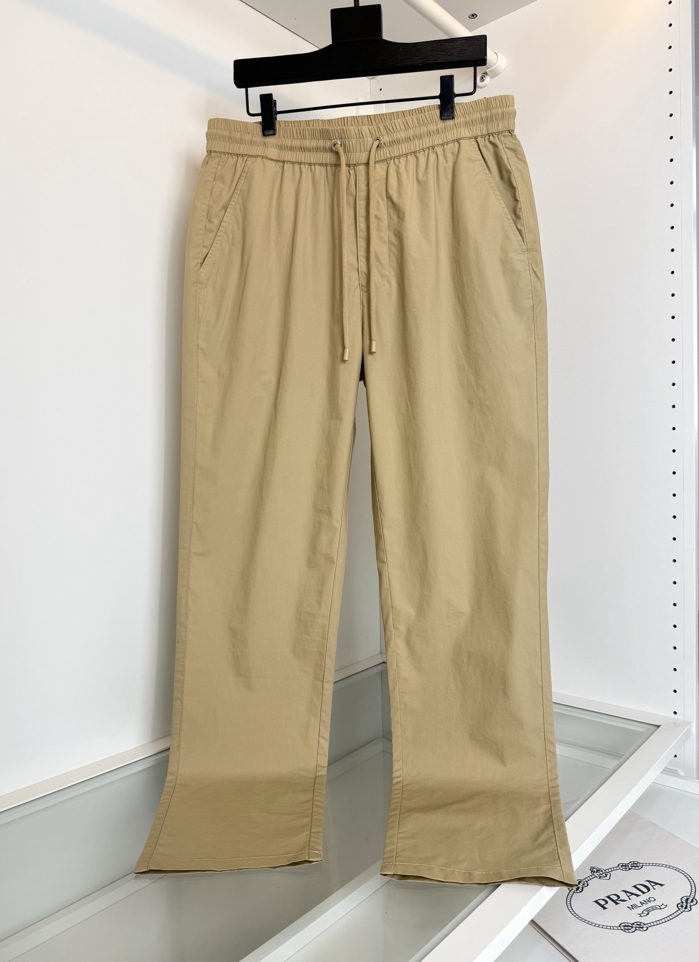 NO:817886,The highest version of the girl on the market will inspect the goods, trim the three marks on the threads, and ship the goods. You can send pictures and take videos. If you want quality and service, add me on WeChat. We will not accept urgent orders. The highest version of the girl on the market will inspect the goods, trim the three marks on the threads, and ship the goods. If you want quality and service, please add me on WeChat. We will not accept urgent orders. Pr*da's 2026 summer thin cabinets are on sale!  Classic and versatile elastic waist straight leg casual pants!  Classic and practical style. Triangular logo embellishment design on the back pocket. Elastic waist drawstring for easy on and off. Pockets on both sides. The version adopts a slightly loose cut; casual and fashionable. The fabric is made of custom-woven twill high-count pure cotton. The upper body is comfortable and breathable, and the hand feels soft. It is easy to care for and has a good sense of stiffness. The overall design is full of vigorous youthful vitality. All products are available to order. Color Black Navy Khaki Size M-3XL  Try on 172-148 waist size 2 feet 5 and wear L suitable, Prada-clothing, prada,19860909市面最高版本小妹验货、修剪线头上三标、发货可发图及拍视频,要品质要服务的加我微信,不接急单.市面最高版本小妹验货、修剪线头上三标、发货可发图及拍视频,要品质要服务的加我微信,不接急单.Pr*da普*达2026夏季 薄款 柜在售！ 经典百搭 松紧腰直筒休闲裤！经典实穿的款式 后口袋三角标点缀设计 穿脱方便的松紧腰抽绳 两侧插袋 版型采用略微宽松的剪裁；随意时尚,面料采用订织斜纹高支纯棉的材质,上身舒适透气,手感柔软 易打理的同时又有很好的挺括感,整体的设计充满了蓬勃的年轻活力,全品相订单 颜色 黑色 藏青色 卡其色 码数M-3XL 试穿172-148腰围2尺5穿L合适,普拉达-服装,prada,,Women's clothing