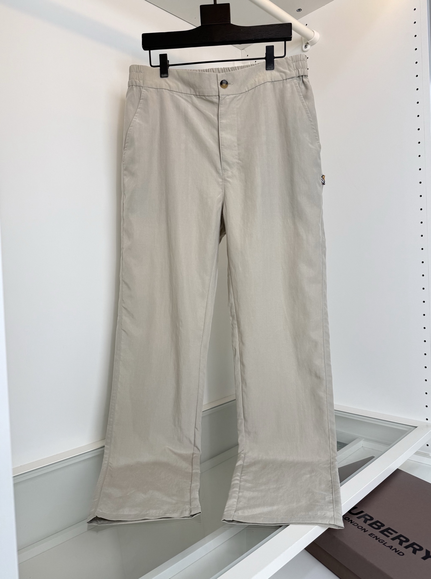 NO:817909,The highest version on the market, the girl inspects the goods, trims the three marks on the threads, and delivers the goods. You can send pictures and videos. If you want quality and service, please add me on WeChat. We will not accept urgent orders. Bur Bar*li 2026 Summer Thin Style Business Commuting Men's Casual Pants Ribbon Embellishment Back Pocket Logo Horse Embroidery Low-key but Highlights in Details Look at the Waist Post-Elastic Elastic Design Fits the Waist Curve, Not Tight, Can Be Sitting for a Long Time, Can Be Comfortable, and Can Be Resistant and Not Bulky  Fitted tailoring, all hardware accessories, fabric made of 92.5 Lyocell fiber (Tencel) 7.5 nylon, comfortable to the touch, breathable, and very stiff. Color: black, blue, michael. Size: M-319860909市面最高版本小妹验货、修剪线头上三标、发货可发图及拍视频,要品质要服务的加我微信,不接急单. Bur巴*莉 2026夏季薄款 商务通勤 男士休闲裤 织带点缀 后口袋标志战马刺绣 低调但是细节亮点 看腰部 后置弹力松紧设计 贴合腰部曲线 不紧绷 久坐能自在舒适 又能保证不利落不臃肿 合体的剪裁 全品相五金辅料 面料采用 92.5莱赛尔纤维（天丝）7.5锦纶 手感舒适 透气 又有很好的挺括感 颜色 黑色 蓝色 米卡其 尺码M-3XL 试穿172-148穿L合适,博柏利-服装,burberry,,Women's clothing