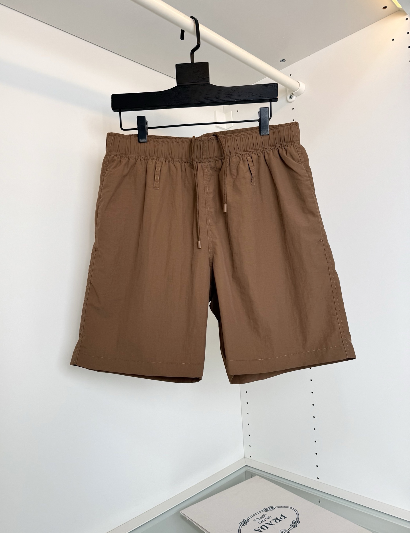 NO:817891,The highest version of the girl on the market will inspect the goods, trim the three marks on the threads, and ship the goods. If you want quality and service, please add me on WeChat. We will not accept urgent orders. The highest version of the girl on the market will inspect the goods, trim the three marks on the threads, and ship the goods. You can send pictures and videos. If you want quality and service, please add me on WeChat. We will not accept urgent orders. PR*DA PR*DA 2026 Spring and Summer Travel and Vacation Men's Casual Shorts are on sale in the cabinet. Classic style, very practical, elastic waist, pockets on both sides.  Fitted tailoring, hardware accessories are all in good condition, fabrics are made of high-tech polyester fiber, the surface is smooth, the upper body is dry and stylish, and easy to care for, all are in good condition!  Color Blue Brown Size M-3XL Try on 172-148 Waist 2 feet 5 wear L suitable, Prada-clothing, prada, shorts,19860909市面最高版本小妹验货、修剪线头上三标、发货可发图及拍视频,要品质要服务的加我微信,不接急单.市面最高版本小妹验货、修剪线头上三标、发货可发图及拍视频,要品质要服务的加我微信,不接急单.PR*DA 普*达2026春夏 旅游度假 男士休闲短裤 柜在售 经典款式 实穿性很高 松紧腰 两侧插袋 合体的剪裁 五金辅料全品相,面料科技聚酯纤维料,表面平整,上身干爽有型,易打理 全品相订单品！颜色 蓝色 咖色 码数M-3XL 试穿172-148腰围2尺5穿L合适,普拉达-服装,prada,shorts,,Women's clothing