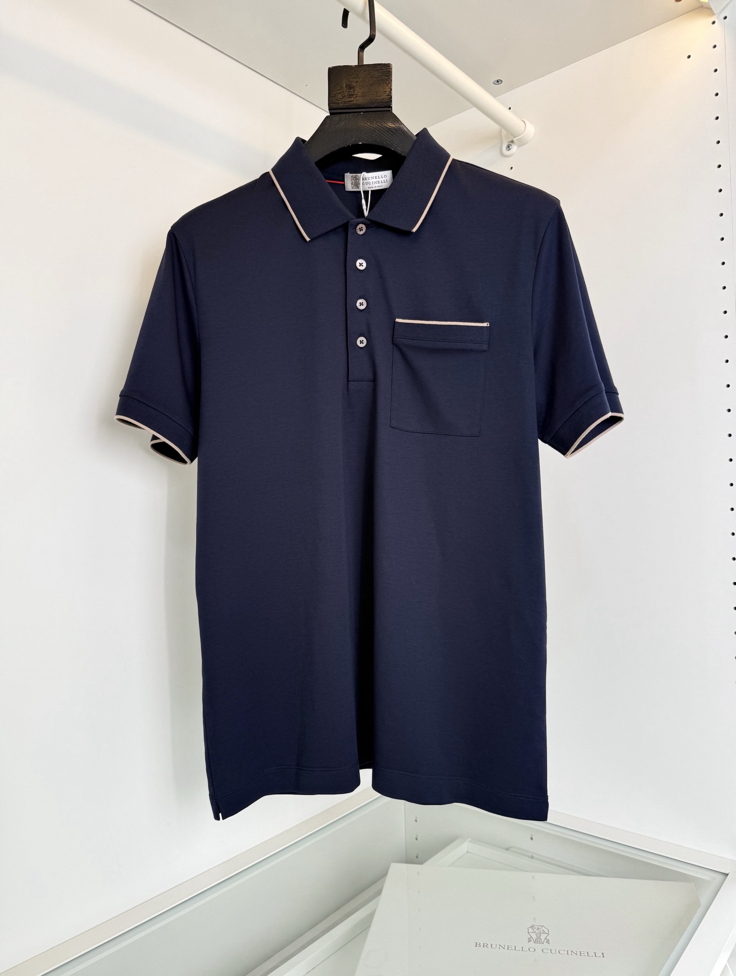 NO:820926,Bru**llo Cuci**lli 2026 Summer Recommended by old money and new money!  It has an excellent skin-friendly feel. Men's retro exquisite business four-button POLO shirt. Italian retro four-button classic style. Four-button long placket. It visually lengthens the neck line, makes the face smaller, and highlights the height. This style is also a first-line business brand. It is a must-make style every year. This style uses a single pocket and an edge contrasting color embellishment design. There is no stacking of LOGOs. The main selling point is classic and versatile. Flat machine collar is available for all orders. The buttons are made of natural letter shell buttons and have undergone multiple processes.  Let the surface shine and show texture. Italian tailoring. The chest fits and the hem is slightly loose. It is very friendly to the body shape. The fabric is made of the brand's latest recycled fiber blended material. It has excellent comfort. It is very skin-friendly and breathable. It also has a good stiff texture. Color: Navy blue. White. Size: M-3XL. Try on 172-148 for size L, women's clothing.19860909Bru**llo Cuci**lli 2026夏季 老钱新贵推荐！ 有着极好的亲肤感 男士复古精致商务四粒扣POLO衫 意式复古四粒扣经典款 四粒扣长门襟 视觉上有着拉长颈部线条 显脸小 显身高的特点 这个款式也是一线商务品牌 每年必做的款式 这款采用单口袋 边际撞色的点缀设计 没有LOGO的堆砌 主要卖点 经典百搭 扁机领全品相的订单 纽扣采用天然的字母贝壳扣 经过多道工艺 让表层光泽显质感 意式得剪裁 胸口合体 下摆略微的宽松 对身型很友好 面料采用品牌最新的再生纤维混纺材质 有着极好的舒适性 非常亲肤 透气 同时又有很好的挺括质感 颜色 藏青色 白色 码数 M-3XL 试穿172-148穿L码合适,女装,,Women's clothing